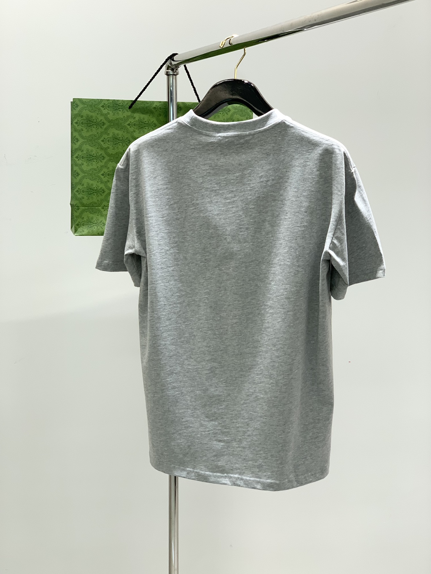 ，Gucci 古驰，2025春夏最新款，专柜同步有售，原单狠货，时尚休闲圆领短袖T恤，上身很有特点！吸睛