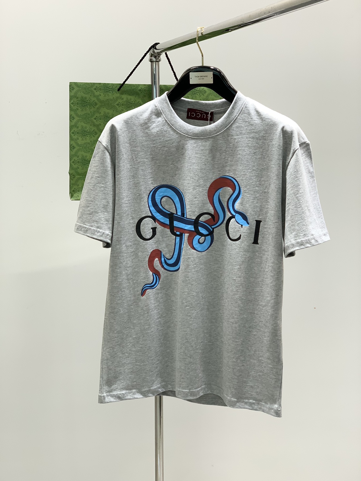 ，Gucci 古驰，2025春夏最新款，专柜同步有售，原单狠货，时尚休闲圆领短袖T恤，上身很有特点！吸睛