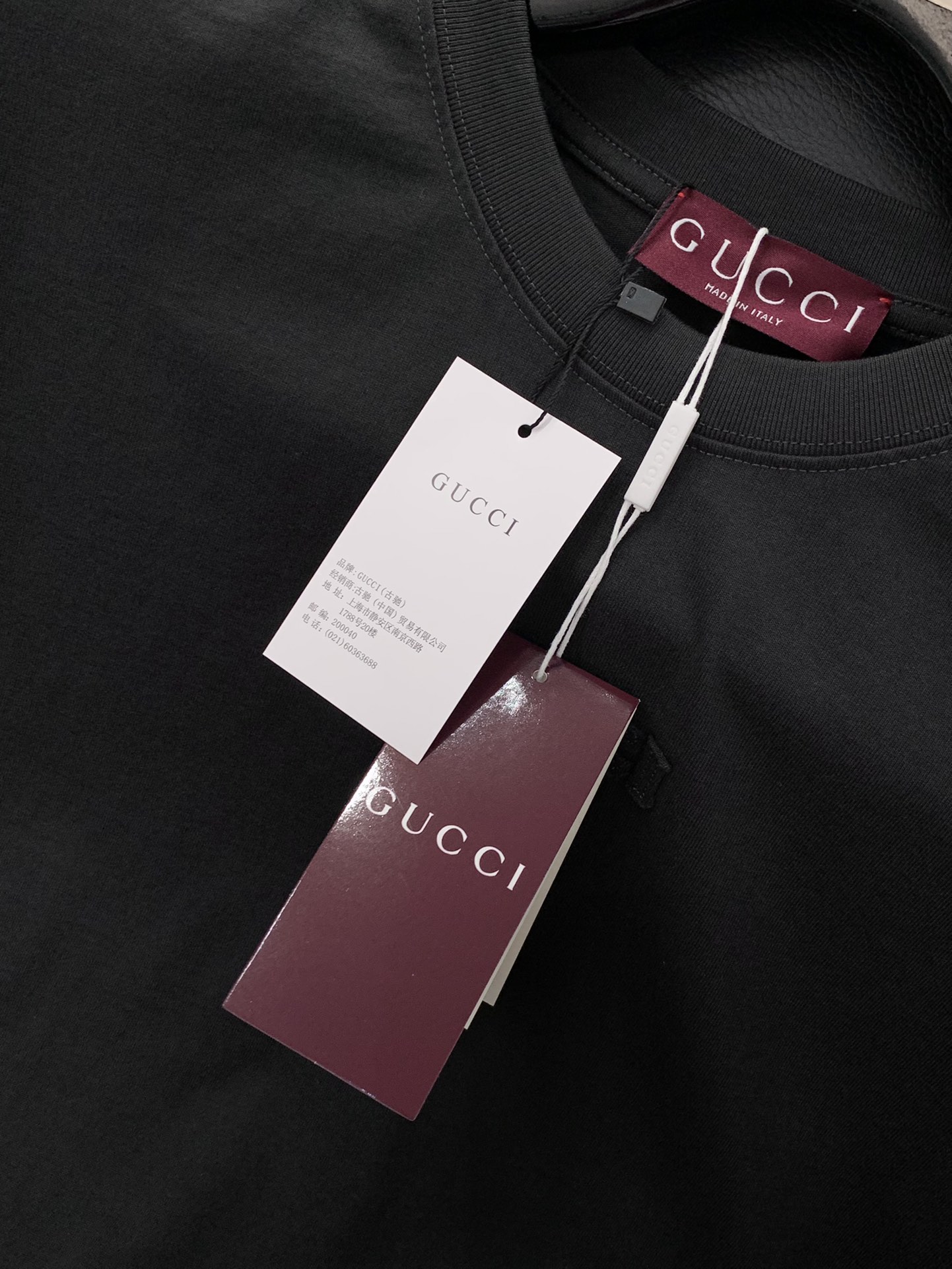 ，Gucci 古驰，2025春夏最新款，专柜同步有售，原单狠货，时尚休闲圆领短袖T恤，上身很有特点！吸睛
