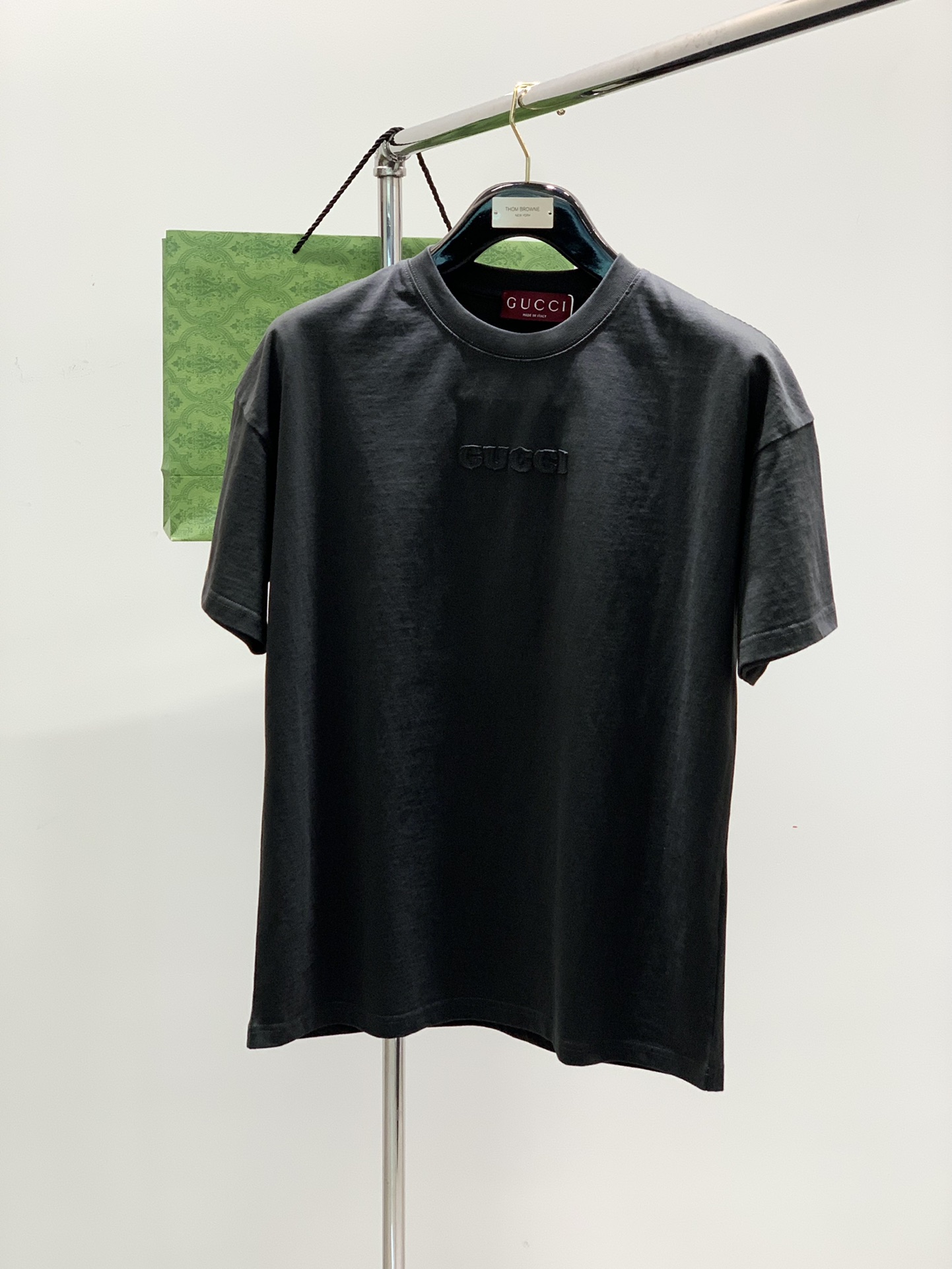 ，Gucci 古驰，2025春夏最新款，专柜同步有售，原单狠货，时尚休闲圆领短袖T恤，上身很有特点！吸睛
