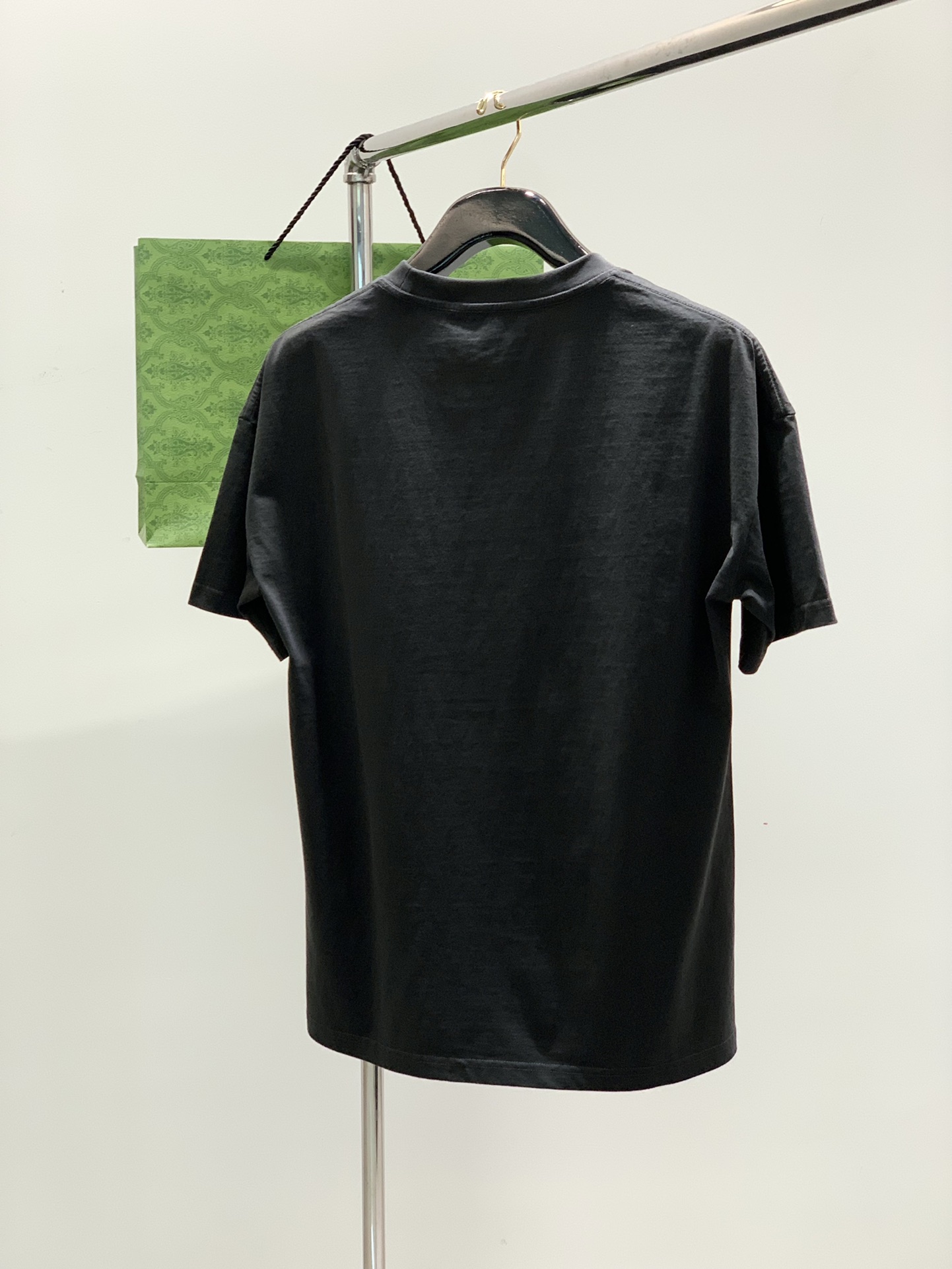 ，Gucci 古驰，2025春夏最新款，专柜同步有售，原单狠货，时尚休闲圆领短袖T恤，上身很有特点！吸睛