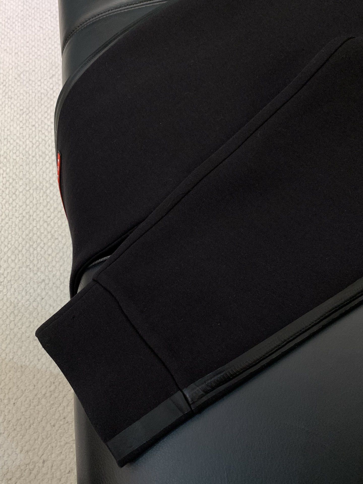 ，普拉达 
毫无畏惧，帅气面世！！！ 你需要这条 空气层面料卫裤。而且不止一条！！ Sideline H