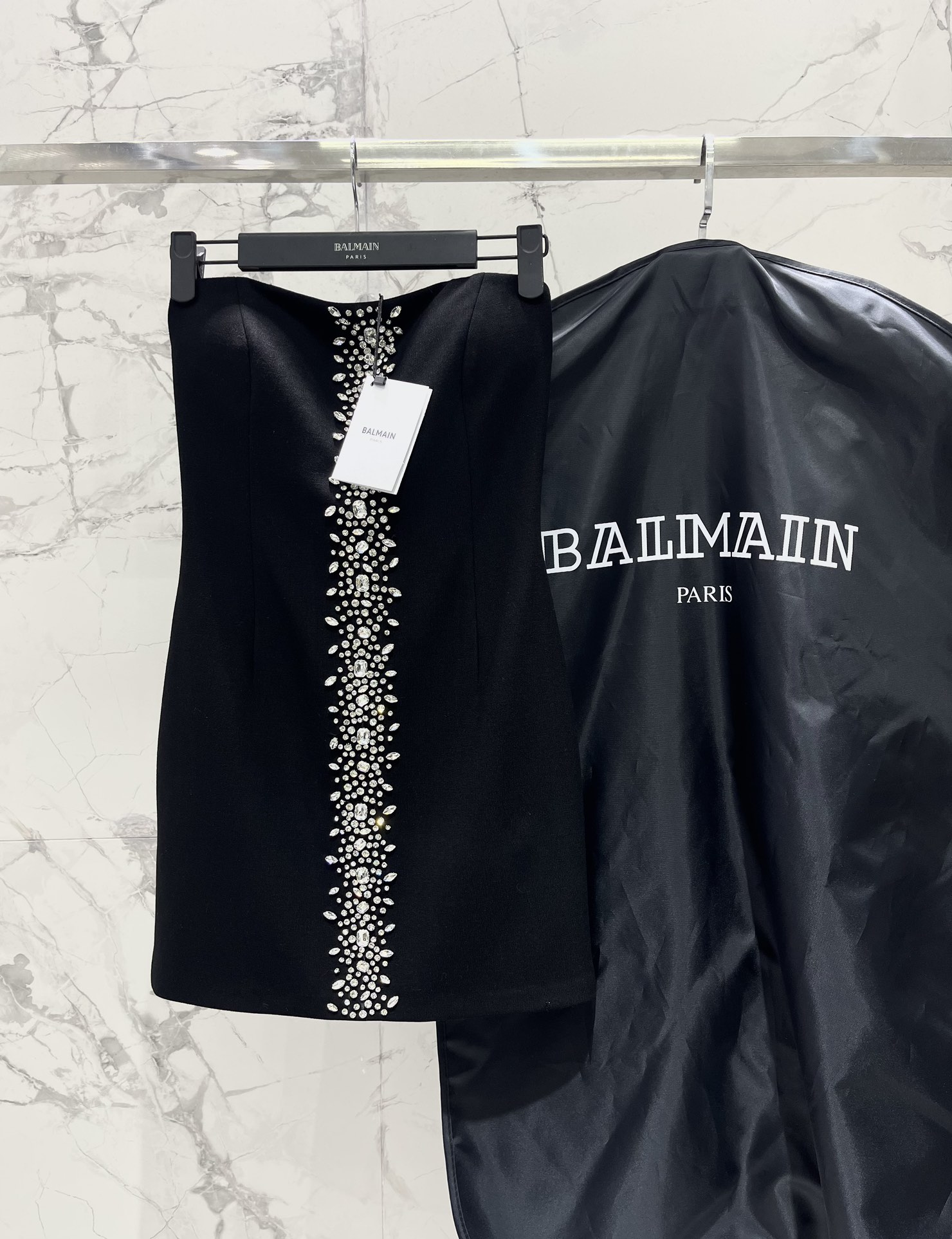 NO:946717,* Balmain's new early spring style heavy-duty studded waist slim fit hip-covering three-dimensional tube top skirt (wool fabric). The waist slim design can highlight women's figure curves, making the wearer look slimmer and more elegant!  Hip-covering tailoring emphasizes the lines of the buttocks, creating a retro and charming silhouette. Three-dimensional tailoring technology may be used to enhance the three-dimensional sense and movement of the skirt, making it fit more closely to the body and show dynamic beauty. High-quality fabrics are used to ensure wearing comfort and are soft, smooth or elastic to adapt to different body curves and provide a good wearing experience. Size SML, Balmain-clothing, balmain, skirts,19860909* 巴尔曼早春新款 重工钉钻收腰修身包臀立体抹胸裙（羊毛面料） 收腰修身的设计能够凸显女性的身材曲线,使穿着者看起来更加苗条和优雅！ 包臀剪裁则强调了臀部的线条,营造出复古而迷人的轮廓.立体剪裁技术可能用于增强裙子的立体感和动感,使其更加贴合身体并展现出动态美感 采用了高质量的面料,以确保穿着舒适度、具有柔软、光滑或具有一定弹性的特性,以适应不同的身材曲线并提供良好的穿着体验 码数SML,巴尔曼-服装,balmain,skirts,,Women's clothing