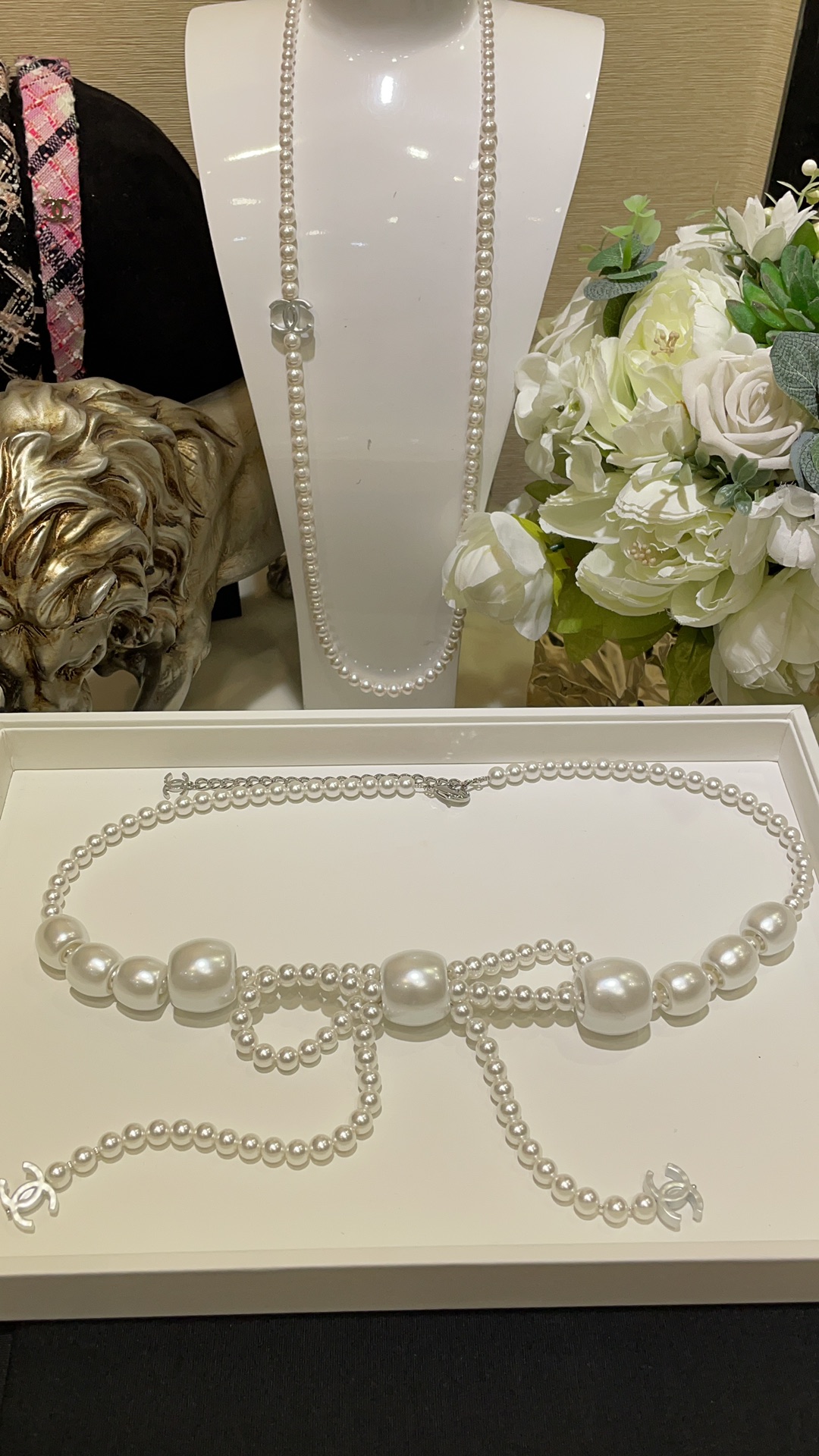 NO:631644,The waist chain arrived today. 25C new pearlescent white double C pearl bow waist chain. Pearlescent white double C pearl chain bow large pearl. It is very eye-catching when worn on the upper body. The big pearl is hollow and not heavy. Suitable for cool girls who like exaggerated style. Bai Fumei. Z consistent brass material. Customized pearls. Earn money when you buy. Waist chain belt packaging box, Cardia high-end jewelry19860909今日到货腰链 25C新款珠光白色双C珍珠蝴蝶结腰链 珠光白双C珍珠链条蝴蝶结大珍珠 佩戴上身很吸睛大珍珠是空心的不重 适合喜欢夸张风格的酷girl白富美 z一致黄铜材质 定制珍珠 买到赚到 腰链带包装盒,,卡迪亚高端饰品,Jewelry