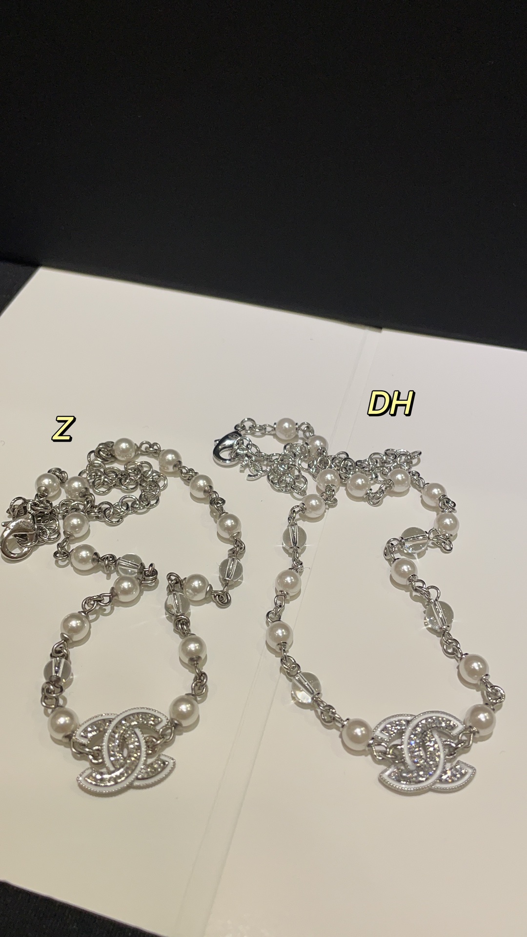 NO:631925,25C latest white enamel full diamond double C pearl necklace z customized large goods top version comparison picture details zoom in super sparkly, necklace, Cartier high-end jewelry1986090925C最新款白色珐琅满钻双C珍珠项链 z 定制大货 顶级版本 对比图细节放大看超级闪,,necklace,卡迪亚高端饰品,Jewelry