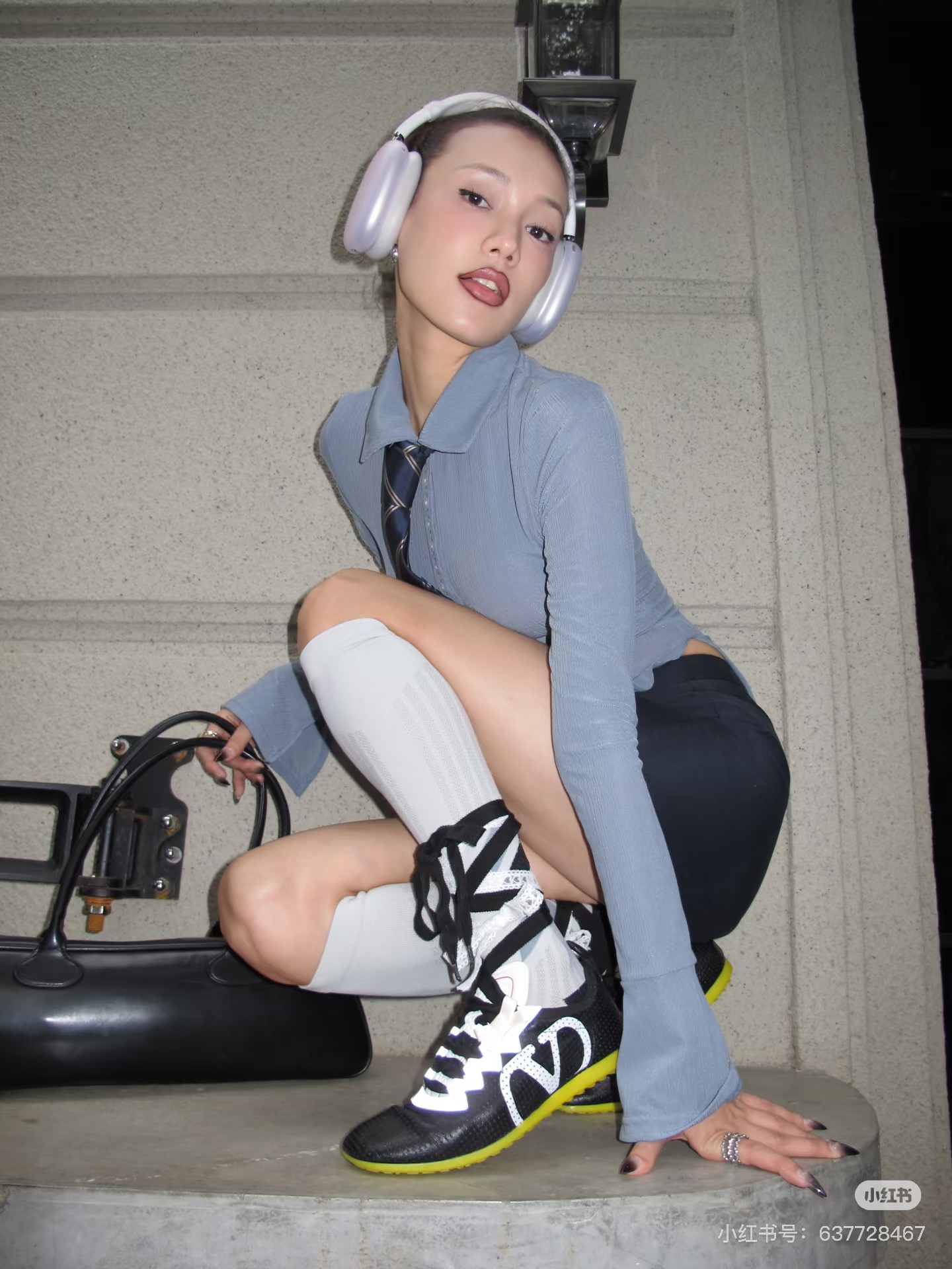 NO:236442,VALENTINO 2025 Valentino's latest spring sneakers!  RUNBOOT sporty light and comfortable, blue sneakers, running shoes, and fashionable sneakers are integrated into one, which interprets the cool and cool footwear effect, and fashionable sneakers are sought after by many traffic stars and fashionable internet celebrities. All-round original 1:1 high-end fabric: delicate, soft and comfortable eye-hole lambskin and high-end technology fabrics. Two options for inner super soft velvet lining, outsole wear-resistant TPU material, full set of counter original matching packaging, full high-end production. Perfect replica couples 36-41 (gift ribbon shoelaces) Men 38-46 (gift standard black shoelaces): (same price for men and women), casual shoes/sports shoes, valentino, valentino, sneakers, sheepskin19860909VALENTINO 2025华伦天奴最新春季运动鞋！RUNBOOT运动轻盈舒适,蓝球鞋、跑步鞋、时尚运动鞋集于一体的多功能设计,演绎酷飒的上脚效果,众多流量明星时尚网红追捧的时尚运动鞋. 全方位原版1:1高端打造 面料:细腻柔软舒适眼孔小羊皮和高端科技织物两种选择 内里超柔反绒专用里布 大底耐磨TPU材质 全套专柜原版配套包装 全程高端制作.完美复刻 情侣款女36-41(赠丝带鞋带) 男38- 46( 赠标准黑色鞋带) :(男女同价),休闲鞋/运动鞋,valentino,valentino,sneakers,sheepskin,Women's Shoes