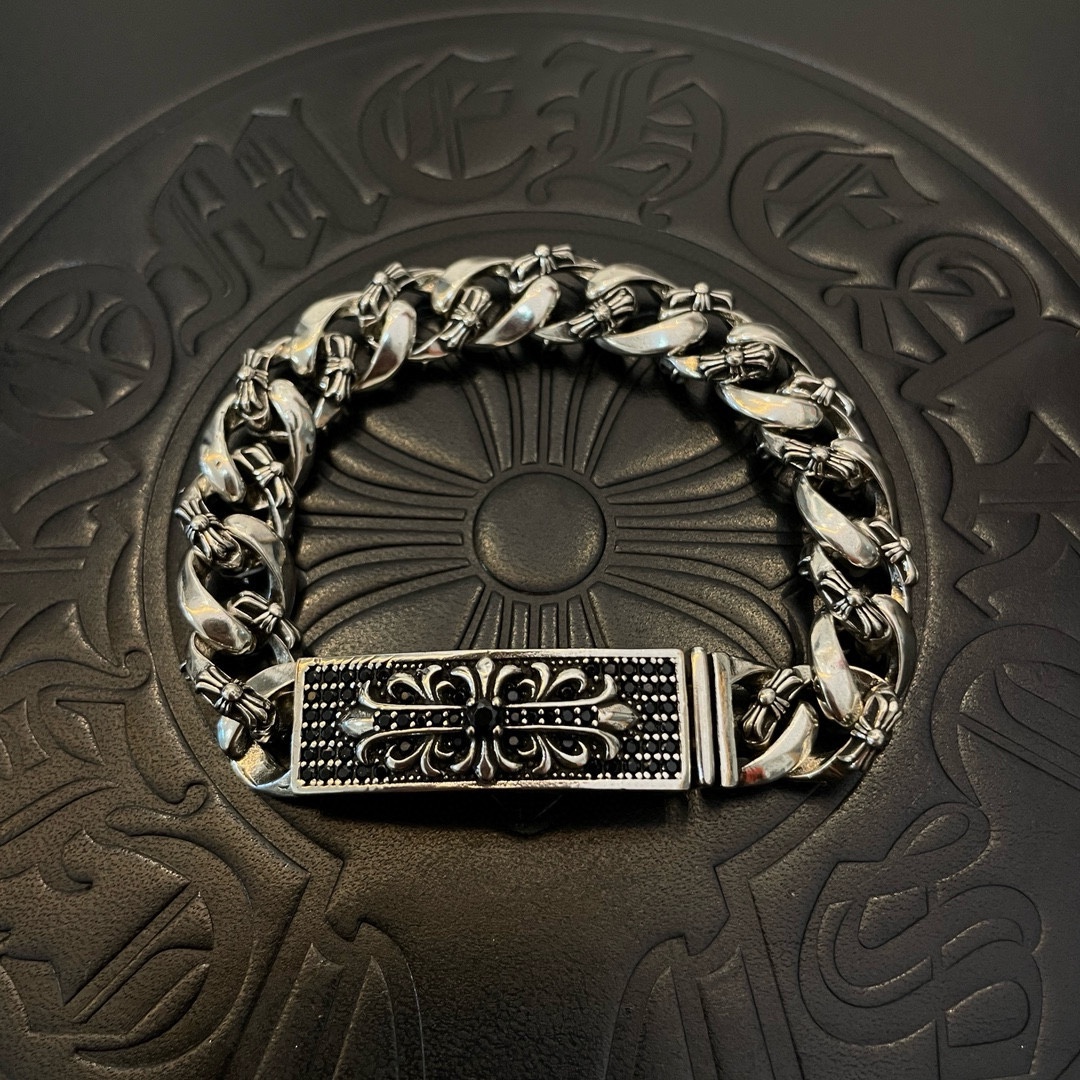 NO:110954,Batch of the counter quality Chrome Hearts Croxin Classic retro cross flower black diamond bracelet with different concave and concave and convex design styles presenting unique cross Scout flowers are Croxin's ambitions, so they last longer. Genuine version Chrome Hearts Croxin necklaces are the ordinary light version of the market. The quality is benchmarked against the quality of the printed details. The degree of retro old gray oxygen. Seiko version!  !  !  Pure handmade ~ Authentic model opening must-have fashion and fashion, both men and women can wear it, same style for couples, original official website, rock punk style silver style, retro elements, trendy and versatile!  , jewelry boutique, chrome hearts, chrome hearts, necklace, bracelet19860909批 专柜品质Chrome Hearts克罗心 经典复古十字花黑钻手链,凹凸造型不同的花纹设计风格 呈现出与众不同 十字架 童军花是克罗心的志 所以更经久不衰 正品打版Chrome Hearts克罗心项链区别市场普通轻版 对版对标品质 看字印细节 复古做旧灰氧程度.精工版本！！！ 纯手工打造 ～正品开模潮流时尚必备 男女均可佩戴 情侣同款 官网原版 摇滚朋克泰银风格 复古元素 潮流百搭！,饰品精品,chrome hearts,chrome hearts,necklace,bracelet,Jewelry