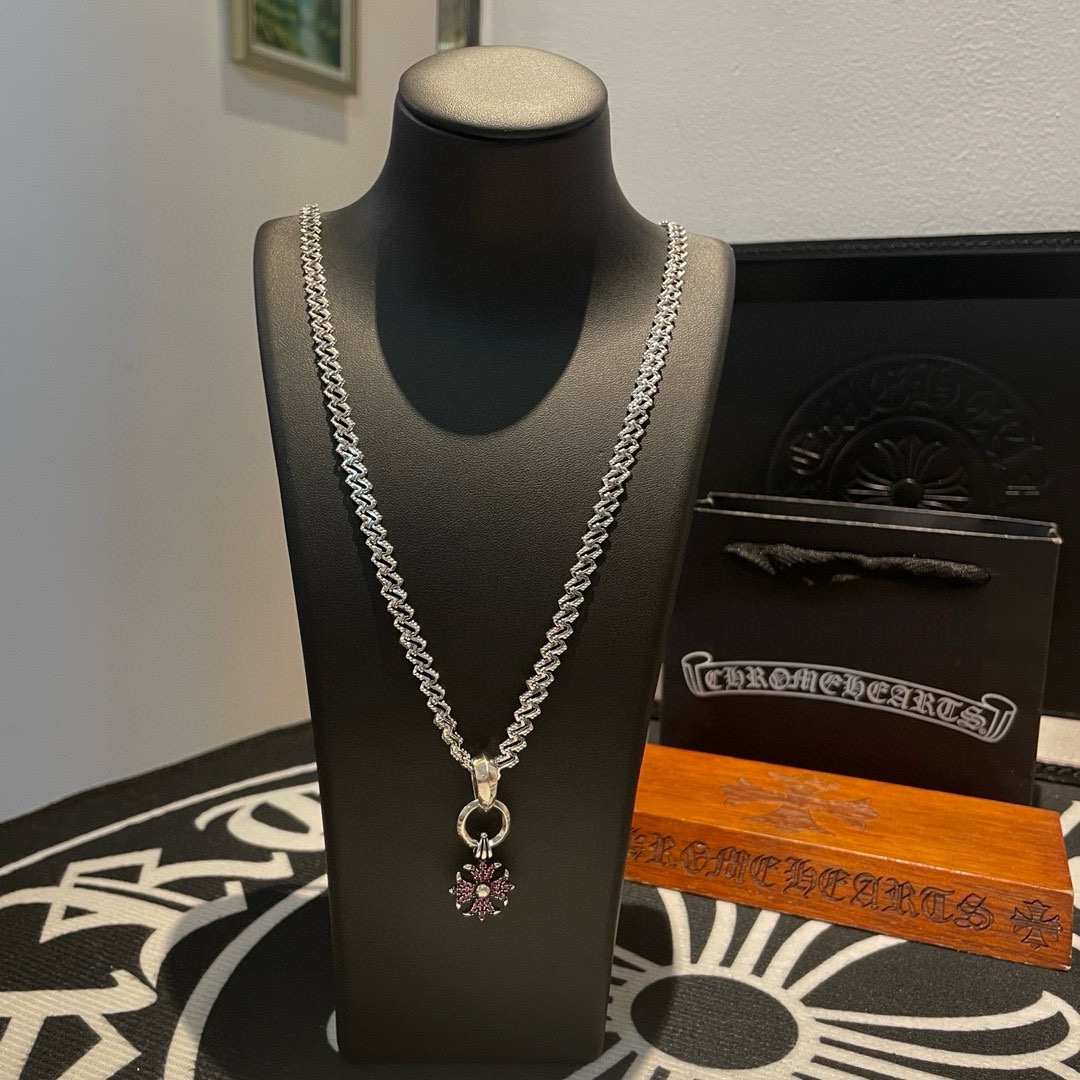 NO:110966,Batch New style [Counter Quality] Chrome Hearts Croxin Classic retro multi-element necklace Full diamond cross flower pendant Different pattern design styles present unique Cross Scout flowers are Croxin's ambitions, so they last longer. Genuine version Chrome Hearts Croxin Difference to the market ordinary light version, match the quality of the version, look at the details of the letter printing, retro old gray oxygen level. Seiko version!  !  !  Pure handmade ~ Authentic model opening must-have fashion and fashion, both men and women can wear it, same style for couples, original official website, rock punk style silver style, retro elements, trendy and versatile!  , jewelry boutique, chrome hearts, chrome hearts, necklace19860909批 新款【专柜品质】Chrome Hearts克罗心 经典复古多元素项链 满钻十字花吊坠 凹凸造型不同的花纹设计风格 呈现出与众不同 十字架 童军花是克罗心的志 所以更经久不衰 正品打版Chrome Hearts克罗心 区别市场普通轻版 对版对标品质 看字印细节 复古做旧灰氧程度.精工版本！！！ 纯手工打造 ～正品开模潮流时尚必备 男女均可佩戴 情侣同款 官网原版 摇滚朋克泰银风格 复古元素 潮流百搭！,饰品精品,chrome hearts,chrome hearts,necklace,Jewelry