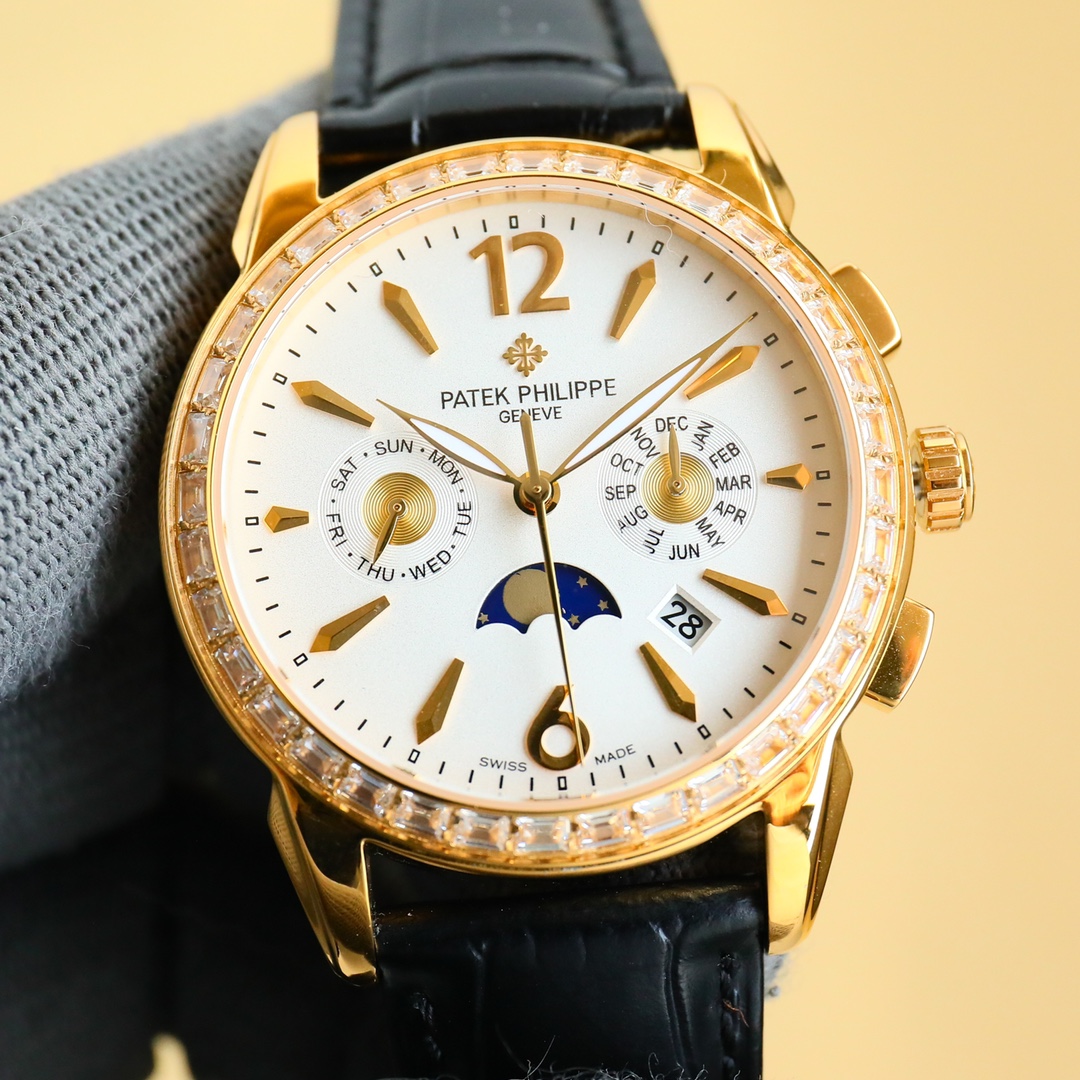 NO:147652,White and gold Patek Philippe's Patek Philippe made a stunning appearance. The 42mm watch diameter is suitable for the public men's handsets, which is very business-friendly and casual. It has a strong visual impact, making people unforgettable, and has a more beautiful sense of materiality. 1. It is matched with imported multi-functional movement [non-market ordinary domestic movement] (zero rework) function (24 hours, week/star/month) This watch has a power reserve of 38-48 hours. 2. Imported 316L stainless steel, using vacuum plating in 18k quality furnace!  3 Paired with exclusive custom square scale cowhide strap 4 wear-resistant scratch-resistant sapphire glass mirror!  530 meters of living waterproof level. Patek Philippe is simple but not simple!  The quality of real-life shooting is consistent, patek philippe,cowhide19860909白 金 百达翡丽Patek Philippe惊艳登场,42毫米的表径适配大众男性手寸,非常商务可亦休闲.视觉冲击力强,令人过目不忘,实物质感更加优美.  1搭配进口多功能机芯【非市场普通国产机芯】（零返修）功能（24小时,星期/星辰/月份）此腕表拥有38-48小时动力储备. 2进口316L精钢,采用18k品质炉内真空电镀！ 3搭配独家定制方形鳞纹牛皮表带 4耐磨防刮蓝宝石玻璃镜面！ 530米生活防水等级. 百达翡丽（Patek Philippe） 简约而不简单！实物拍摄品质如一,,patek philippe,cowhide,Watch