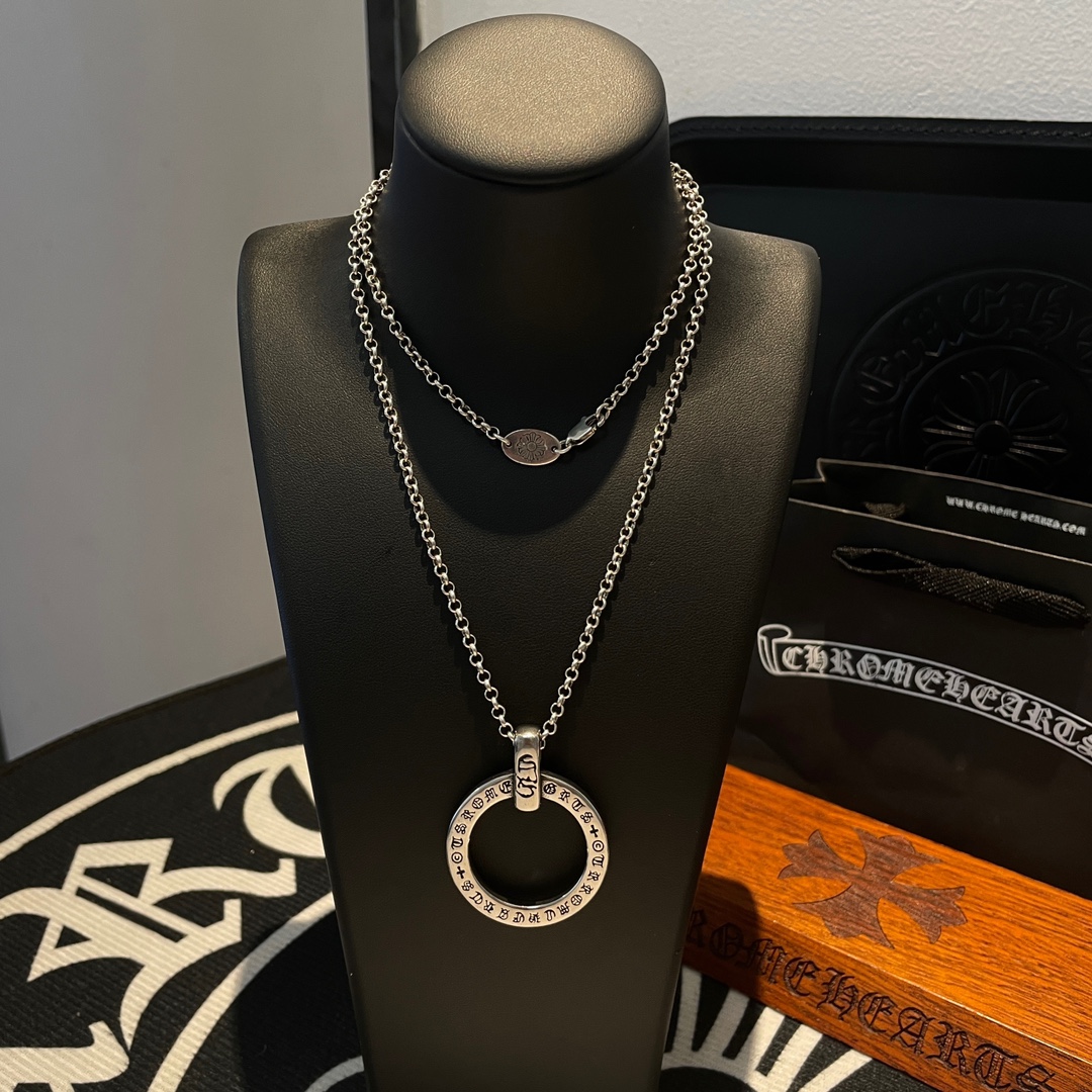 NO:110973,TikTok/Kuaishou/ins/Xiaohongshu/Live Hot, New [Counter Quality] Chrome Hearts Crowxin Classic Necklace, Ring Pendant, Concave and Convex and Convex Scout Flowers are Crowxin's ambitions, so they last forever. Genuine version of Chrome Hearts Crowxin, different market light version, benchmark quality, look at the details of the letter printing, retro old gray oxygen level. Seiko version!  !  !  Pure handmade ~ Authentic model opening must-have fashion and fashion, both men and women can wear it, same style for couples, original official website, rock punk style silver style, retro elements, trendy and versatile!  , jewelry boutique, chrome hearts, chrome hearts, necklace19860909批 抖音/快手/ins/小红书/直播热门 ,新款【专柜品质】Chrome Hearts克罗心经典项链 ,圆环吊坠,凹凸造型不同的花纹设计风格 呈现出与众不同 十字架 童军花是克罗心的志 所以更经久不衰 正品打版Chrome Hearts克罗心 区别市场普通轻版 对版对标品质 看字印细节 复古做旧灰氧程度.精工版本！！！ 纯手工打造 ～正品开模潮流时尚必备 男女均可佩戴 情侣同款 官网原版 摇滚朋克泰银风格 复古元素 潮流百搭！,饰品精品,chrome hearts,chrome hearts,necklace,Jewelry