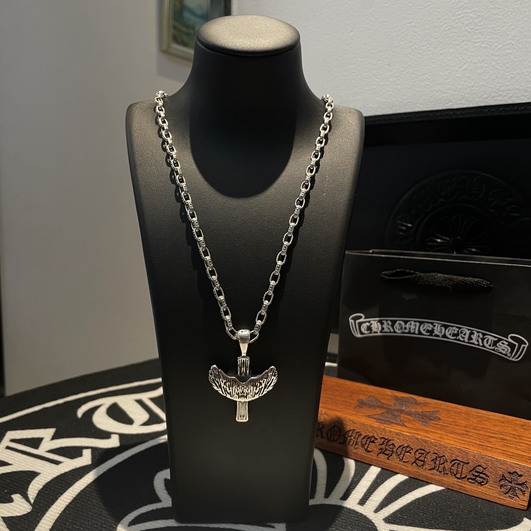 NO:110979,TikTok/Kuaishou/ins/Xiaohongshu/Live Hot, New [Counter Quality] Chrome Hearts Croxin Necklace, Bird Pendant, Different Concave and Convex and Convex Scout Flowers are Croxin's ambitions, so they last forever. Genuine version of Chrome Hearts Croxin, different market light version, benchmark quality, look at the details of the letter printing, retro old gray oxygen level. Seiko version!  !  !  Pure handmade ~ Authentic model opening must-have fashion and fashion, both men and women can wear it, same style for couples, original official website, rock punk style silver style, retro elements, trendy and versatile!  , jewelry boutique, chrome hearts, chrome hearts, necklace19860909批 抖音/快手/ins/小红书/直播热门 ,新款【专柜品质】Chrome Hearts克罗心项链 ,飞鸟吊坠,凹凸造型不同的花纹设计风格 呈现出与众不同 十字架 童军花是克罗心的志 所以更经久不衰 正品打版Chrome Hearts克罗心 区别市场普通轻版 对版对标品质 看字印细节 复古做旧灰氧程度.精工版本！！！ 纯手工打造 ～正品开模潮流时尚必备 男女均可佩戴 情侣同款 官网原版 摇滚朋克泰银风格 复古元素 潮流百搭！,饰品精品,chrome hearts,chrome hearts,necklace,Jewelry