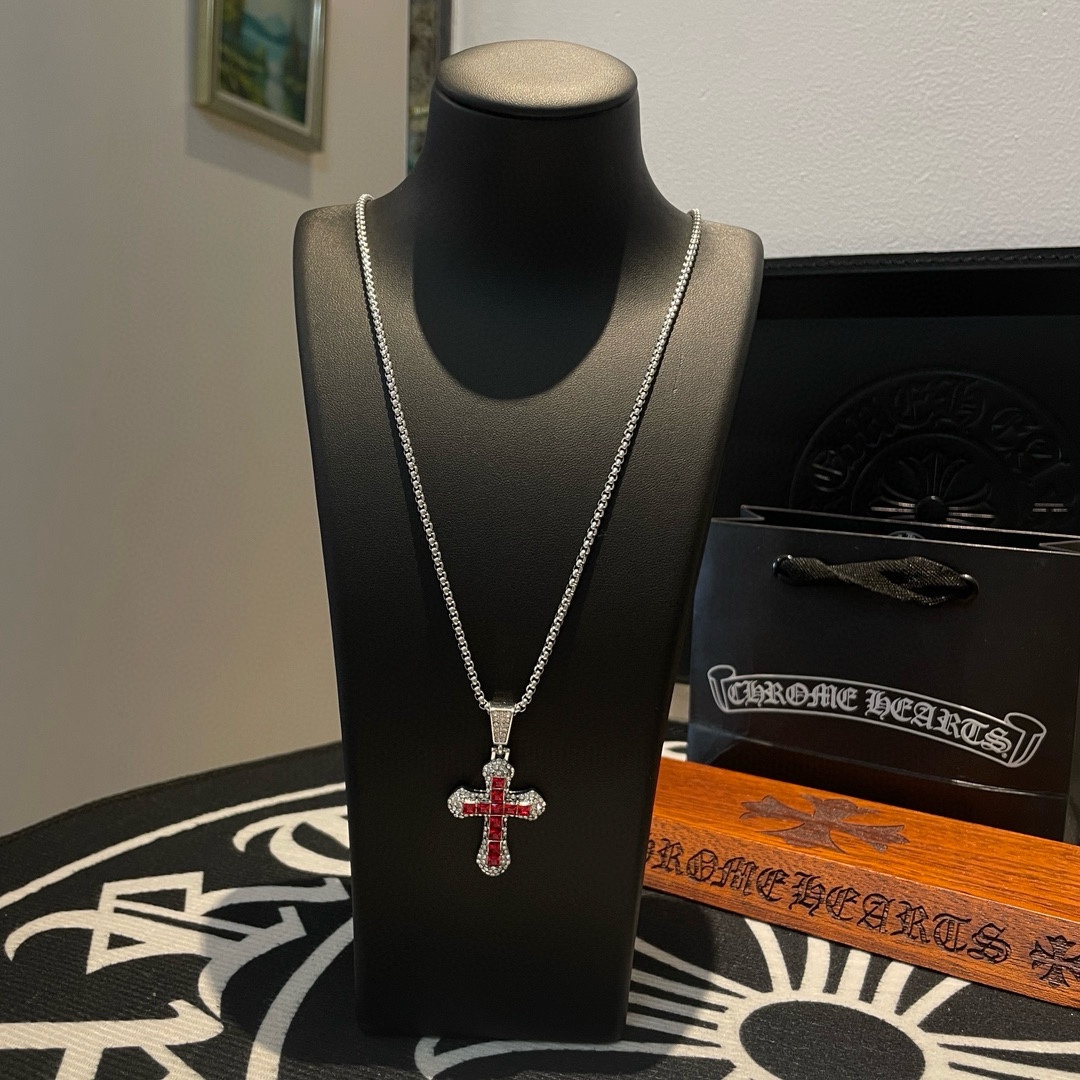 NO:110981,TikTok/Kuaishou/ins/Little Red Book/Live Hot, New [Counter Quality] Chrome Hearts Crowxin Classic Necklace, Red Diamond Cross Pendant, Different Concave and Convex and Convex Scout Flowers are Crowxin's ambition, so they last forever. Genuine version of Chrome Hearts Crowxin, different from the market, benchmarking the quality of the version, looking at the details of the letter printing, retro old gray oxygen level. Seiko version!  !  !  Pure handmade ~ Authentic model opening must-have fashion and fashion, both men and women can wear it, same style for couples, original official website, rock punk style silver style, retro elements, trendy and versatile!  , jewelry boutique, chrome hearts, chrome hearts, necklace19860909批 抖音/快手/ins/小红书/直播热门 ,新款【专柜品质】Chrome Hearts克罗心经典项链 ,红钻十字架吊坠,凹凸造型不同的花纹设计风格 呈现出与众不同 十字架 童军花是克罗心的志 所以更经久不衰 正品打版Chrome Hearts克罗心 区别市场普通轻版 对版对标品质 看字印细节 复古做旧灰氧程度.精工版本！！！ 纯手工打造 ～正品开模潮流时尚必备 男女均可佩戴 情侣同款 官网原版 摇滚朋克泰银风格 复古元素 潮流百搭！,饰品精品,chrome hearts,chrome hearts,necklace,Jewelry