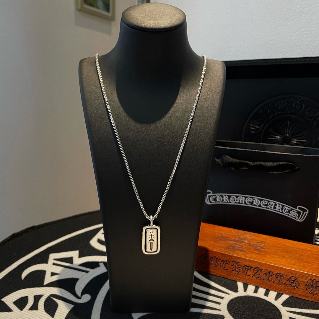 NO:110982,New [Counter Quality] Chrome Hearts Croxin Classic retro necklace Double-sided cross sword pendant Rotable Different pattern design styles with concave and convex shapes Present unique Cross Scout flowers are Croxin's ambitions, so they last longer. Genuine version of Chrome Hearts Croxin Difference to the market ordinary light version, match the quality of the version, look at the details of the letter printing, retro old gray oxygen level. Seiko version!  !  !  Pure handmade ~ Authentic model opening must-have fashion and fashion, both men and women can wear it, same style for couples, original official website, rock punk style silver style, retro elements, trendy and versatile!  , jewelry boutique, chrome hearts, chrome hearts, necklace19860909新款【专柜品质】Chrome Hearts克罗心 经典复古项链 双面十字架宝剑吊坠 可转动 凹凸造型不同的花纹设计风格 呈现出与众不同 十字架 童军花是克罗心的志 所以更经久不衰 正品打版Chrome Hearts克罗心 区别市场普通轻版 对版对标品质 看字印细节 复古做旧灰氧程度.精工版本！！！ 纯手工打造 ～正品开模潮流时尚必备 男女均可佩戴 情侣同款 官网原版 摇滚朋克泰银风格 复古元素 潮流百搭！,饰品精品,chrome hearts,chrome hearts,necklace,Jewelry