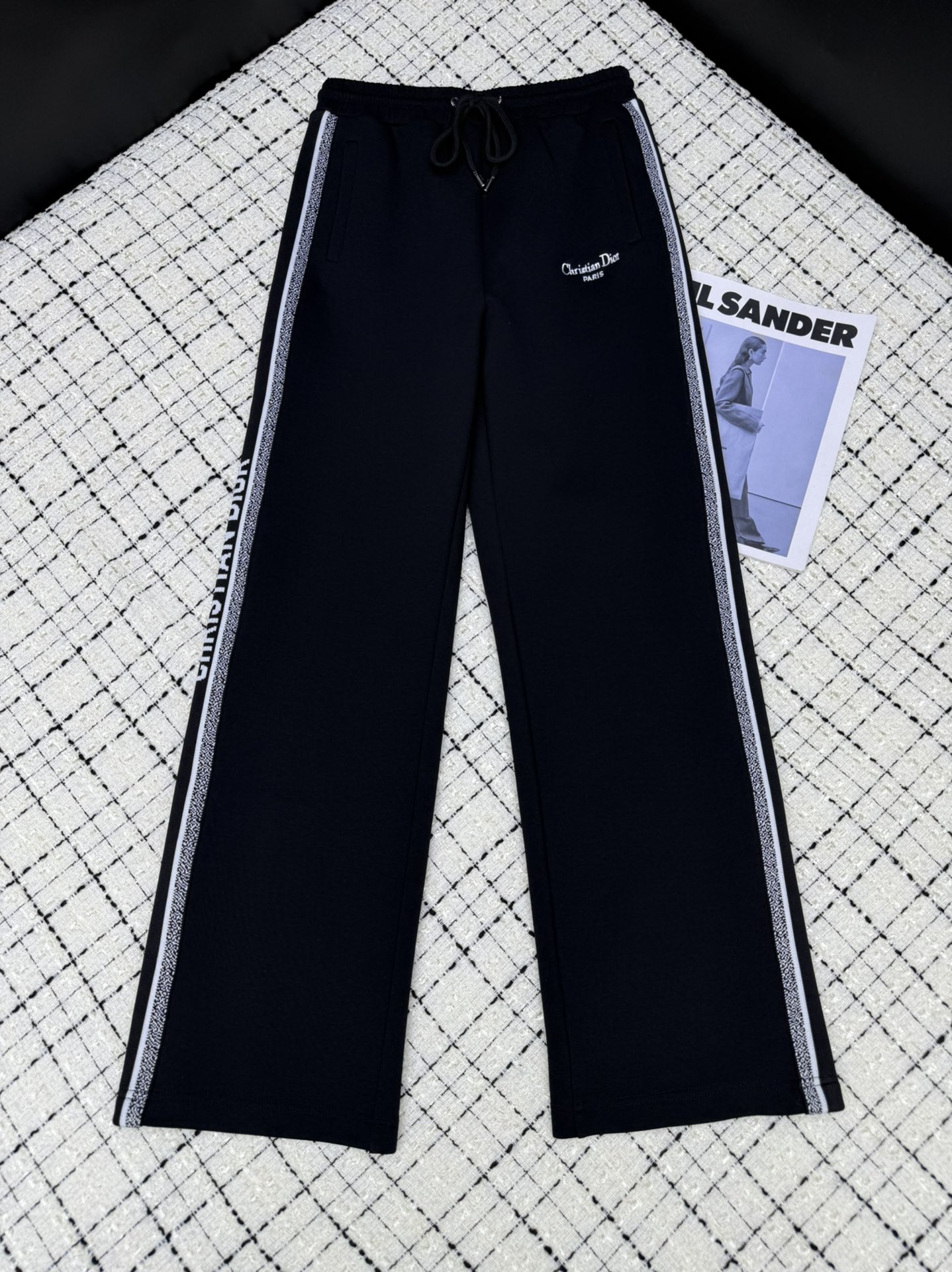 NO:328415,Casual and versatile 25 early spring classic logo webbing casual pants absolutely easy to wear Custom imported cotton fabric Comfort online Wide waist design More modified waistline and hide flesh The pants are straight-leg design, which makes it look taller and has nothing to say. Both colors are very versatile. Two colors SML, alexander wang19860909休闲百搭 25早春 经典两侧logo织带休闲裤 绝对好穿 定制进口棉面料 舒适度在线 加宽腰头设计 更加修饰腰线和藏肉 裤型是直筒的设计 显高没话说 两色颜色都很百搭 两色SML,,alexander wang,Women's clothing
