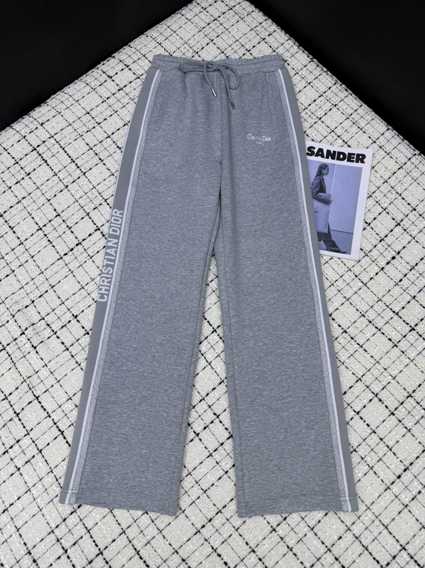 NO:328419,Casual and versatile 25 early spring classic logo webbing casual pants absolutely easy to wear Custom imported cotton fabric Comfort online Wide waist design More modified waistline and hide flesh The pants are straight-leg design, which makes it look taller and has nothing to say. Both colors are very versatile. Two colors SML, alexander wang19860909休闲百搭 25早春 经典两侧logo织带休闲裤 绝对好穿 定制进口棉面料 舒适度在线 加宽腰头设计 更加修饰腰线和藏肉 裤型是直筒的设计 显高没话说 两色颜色都很百搭 两色SML,,alexander wang,Women's clothing