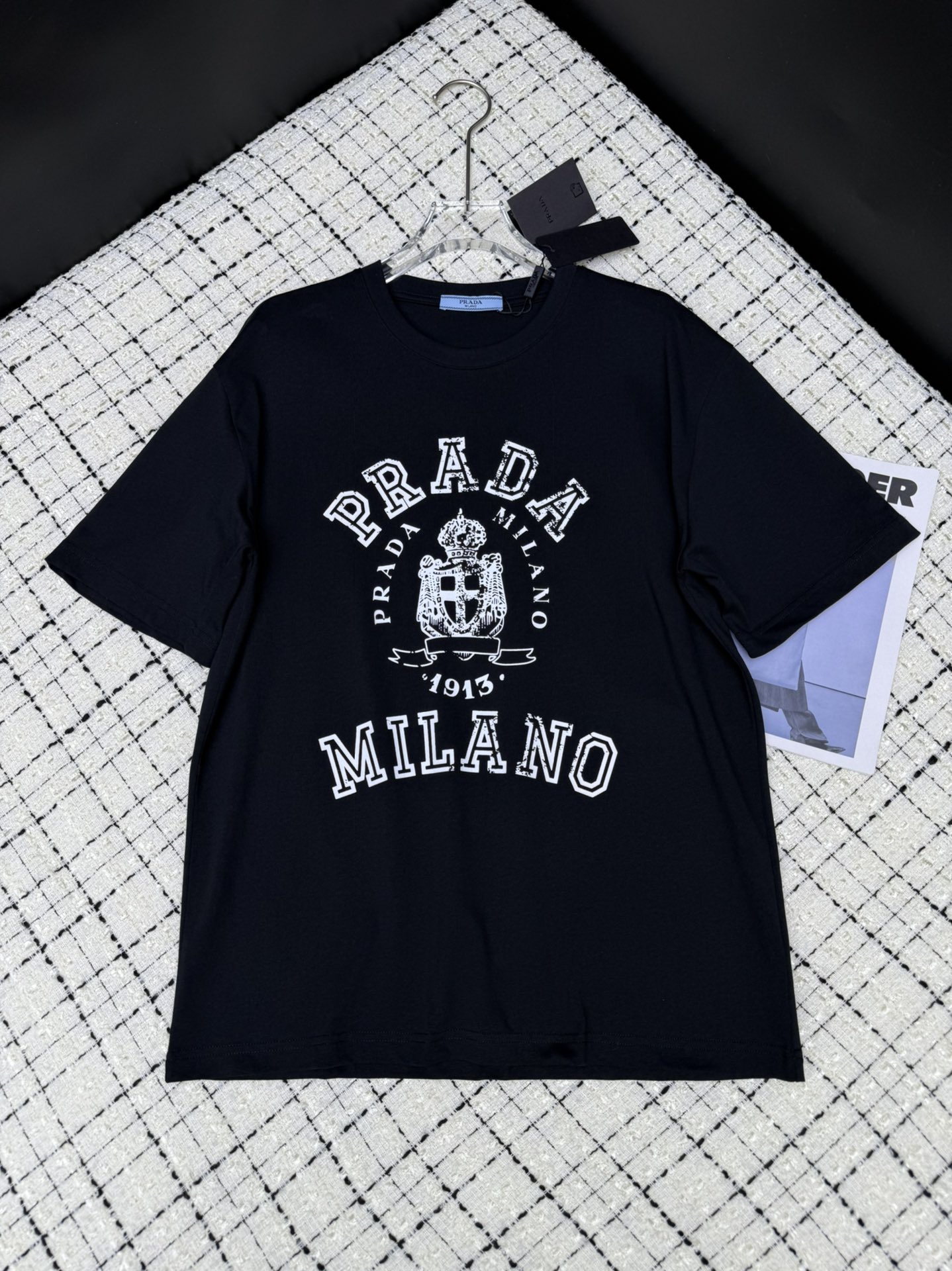 NO:328410,25 early spring new style, classic logo pattern printed short-sleeved T-shirt, white and black, a versatile must-have for everyone. Whether it is single or base, it is OK. The style and silhouette are just right. The whole hidden flesh makes you look slim and you will feel the visual. The printed logo is very exquisite. Two colors SML, T-shirt,tees, t-shirt,alexander wang1986090925早春新款 经典logo图案印花短袖T恤 白色和黑色 属于百搭的人手必备款 无论是单穿或者打底都OK 版型廓形剪裁恰到好处 一整个藏肉显瘦即视感 印花logo非常精致 两色SML,,T-shirt,tees，t-shirt,alexander wang,Women's clothing