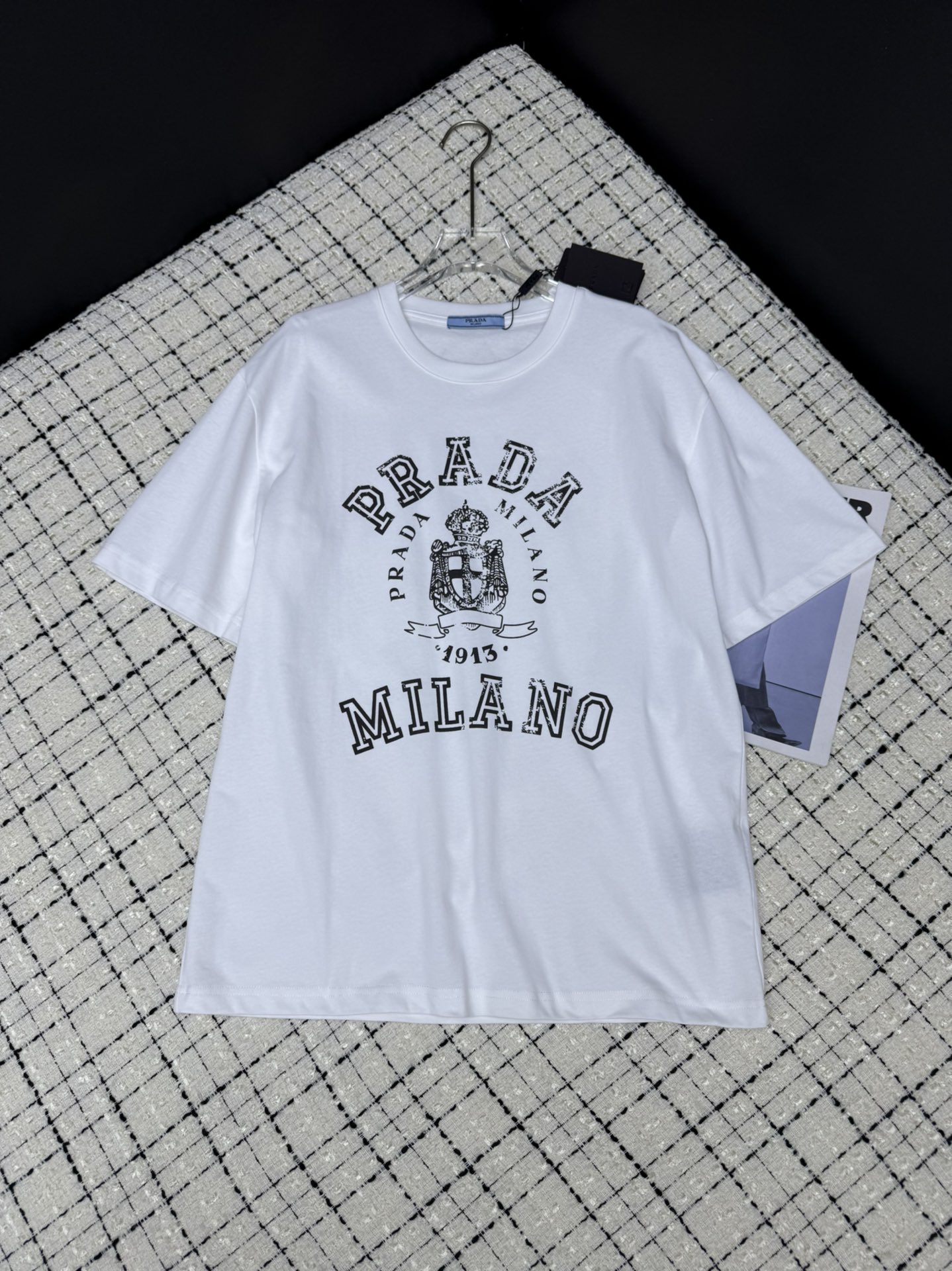 NO:328414,25 early spring new style, classic logo pattern printed short-sleeved T-shirt, white and black, a versatile must-have for everyone. Whether it is single or base, it is OK. The style and silhouette are just right. The whole hidden flesh makes you look slim and you will feel the visual. The printed logo is very exquisite. Two colors SML, T-shirt,tees, t-shirt,alexander wang1986090925早春新款 经典logo图案印花短袖T恤 白色和黑色 属于百搭的人手必备款 无论是单穿或者打底都OK 版型廓形剪裁恰到好处 一整个藏肉显瘦即视感 印花logo非常精致 两色SML,,T-shirt,tees，t-shirt,alexander wang,Women's clothing