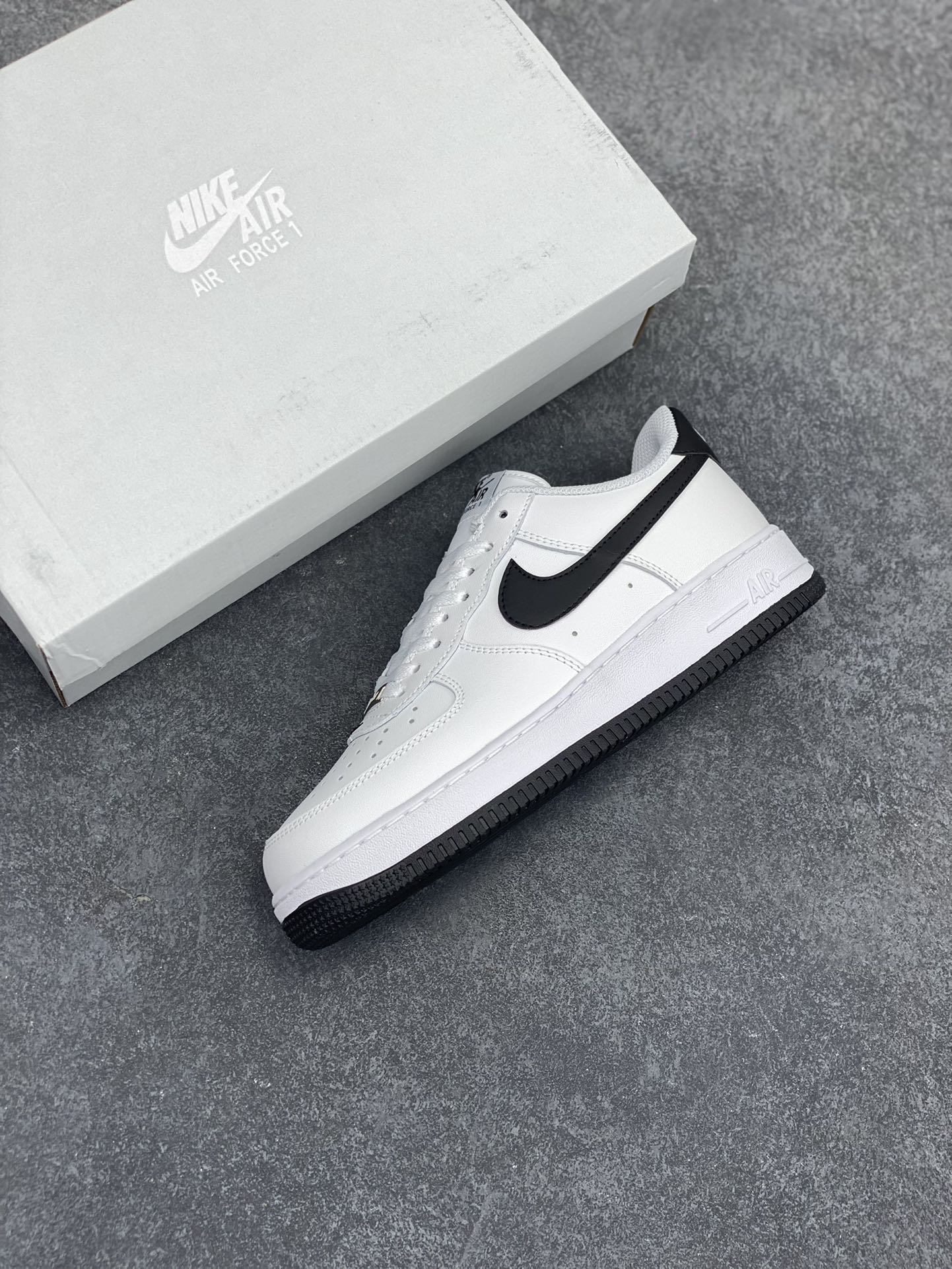 图片[7]-福利特价 Nk Air Force 1\’07 Low 白黑 空军一号低帮休闲板鞋 原楦头原纸板 打造纯正空军版型#专注外贸渠道 全掌内置蜂窝气垫 #原盒配件 原厂中底钢印、拉帮完美 货号：CJ0952-100 尺码：36 36.5 37.5 38 38.5 39 40 40.5 41 42 42.5 43 44 44.5 45-选品中心