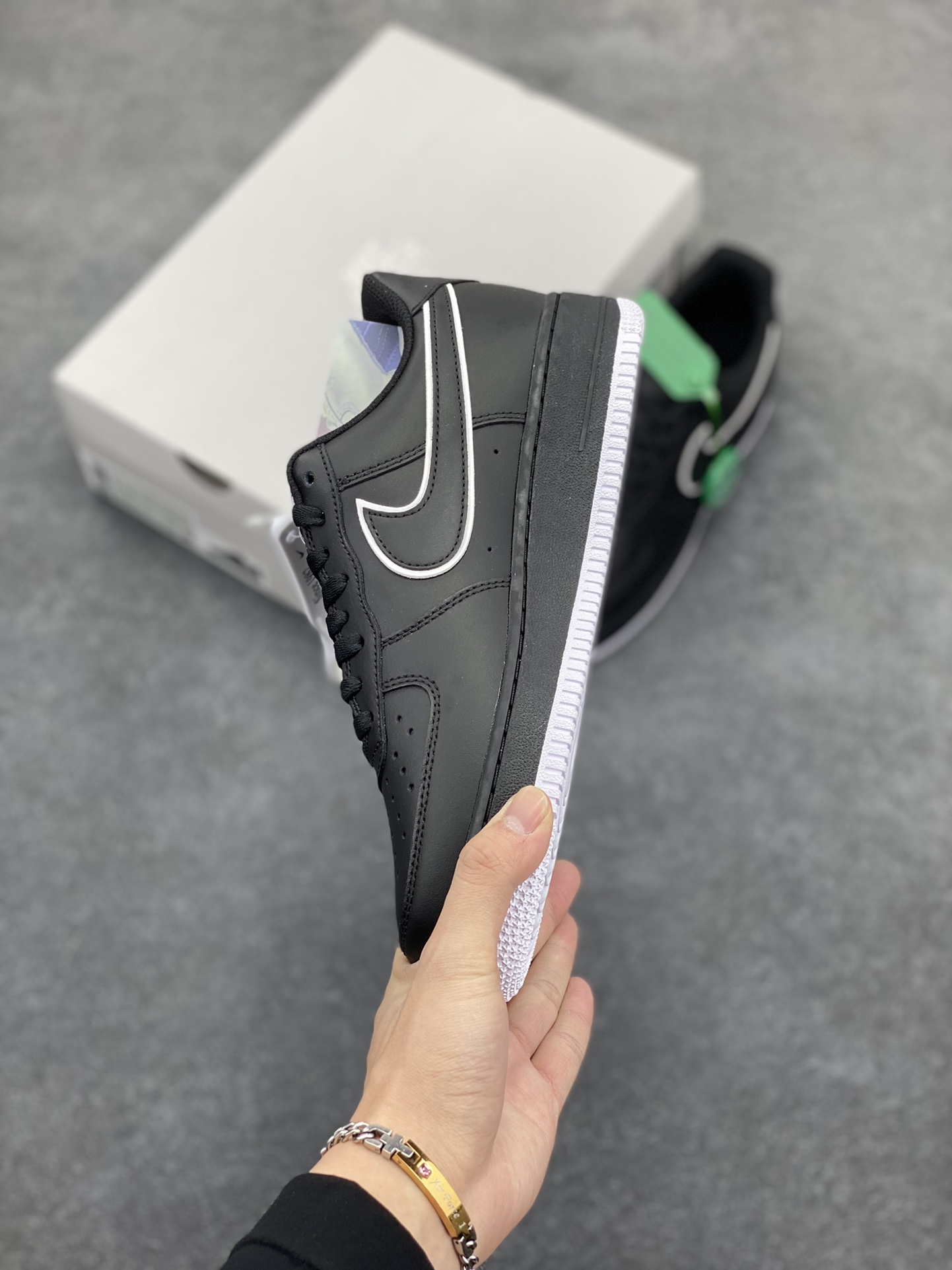 图片[3]-HY版本💯 Nike Air Force 1’07 Low\”Black/White/Overlay Swoosh\”空军一号系列经典低帮百搭休闲运动板鞋“皮革黑白叠钩” 原装级别 原楦头原纸板 打造纯正空军版型专注外贸渠道 全掌内置蜂窝气垫 原盒配件 原厂中底钢印、拉帮完美 货号：DV0788-002 尺码：36 36.5 37.5 38 38.5 39 40 40.5 41 42 42.5 43 44 44.5 45 46-选品中心