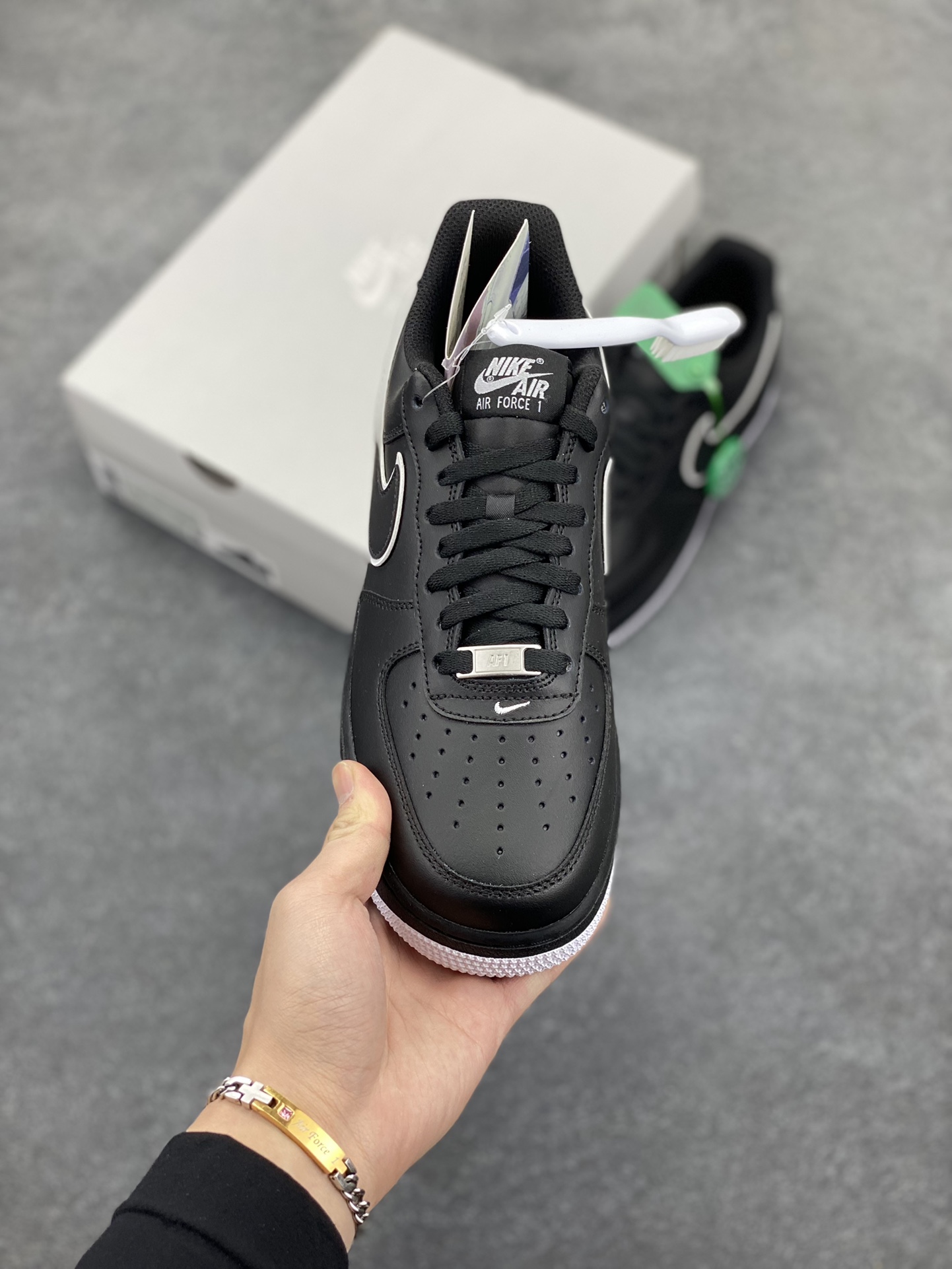 图片[2]-HY版本💯 Nike Air Force 1’07 Low\”Black/White/Overlay Swoosh\”空军一号系列经典低帮百搭休闲运动板鞋“皮革黑白叠钩” 原装级别 原楦头原纸板 打造纯正空军版型专注外贸渠道 全掌内置蜂窝气垫 原盒配件 原厂中底钢印、拉帮完美 货号：DV0788-002 尺码：36 36.5 37.5 38 38.5 39 40 40.5 41 42 42.5 43 44 44.5 45 46-选品中心
