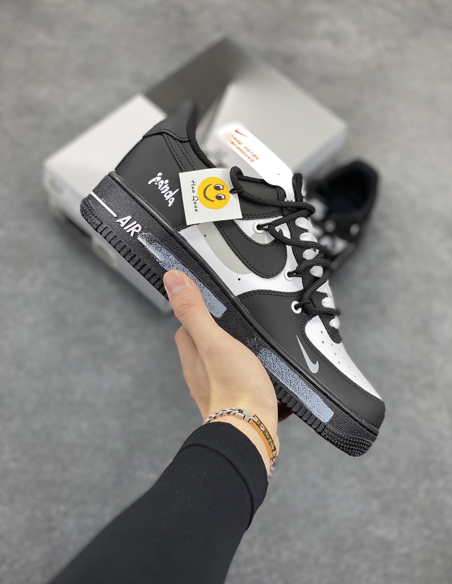 “笑脸熊猫”✨订制空军一号板鞋  此款定制鞋设计灵感来自于熊猫的黑白配色，完美结合空军一号的经典造型，呈现出时尚、简约而不失高雅的风格。  货号：CV9879-542  尺码：36 36.5 37.5 38 38.5 39 40 40.5 41 42 42.5 43 44 44.5 45-选品中心