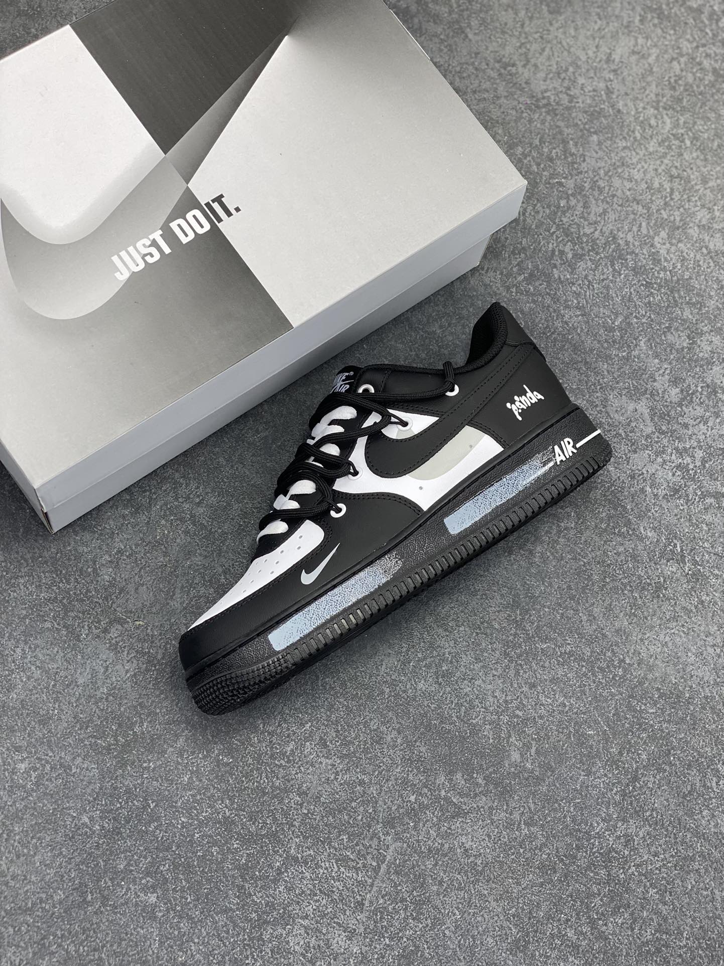 图片[7]-“笑脸熊猫”✨订制空军一号板鞋  此款定制鞋设计灵感来自于熊猫的黑白配色，完美结合空军一号的经典造型，呈现出时尚、简约而不失高雅的风格。  货号：CV9879-542  尺码：36 36.5 37.5 38 38.5 39 40 40.5 41 42 42.5 43 44 44.5 45-选品中心