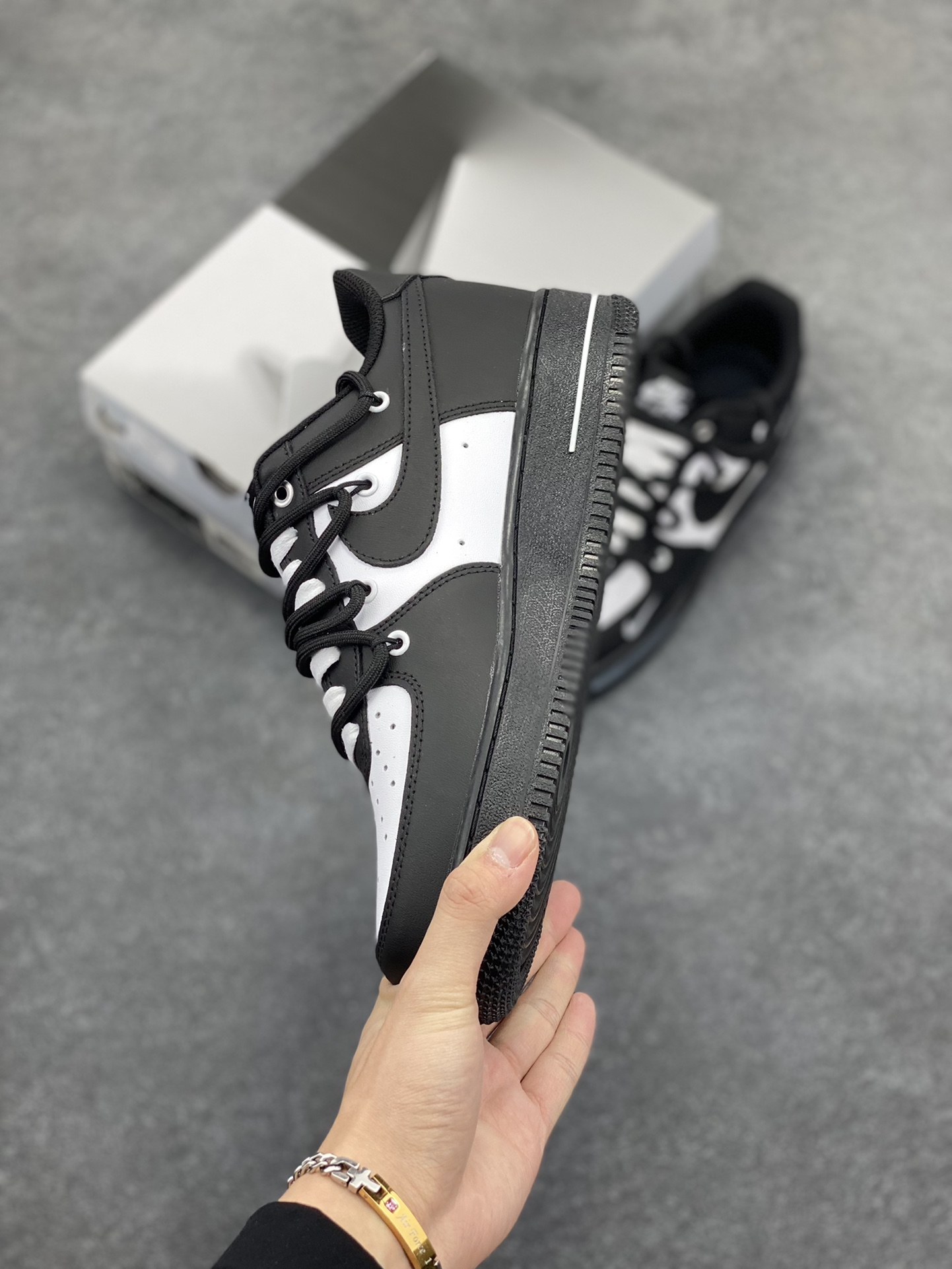 图片[3]-“笑脸熊猫”✨订制空军一号板鞋  此款定制鞋设计灵感来自于熊猫的黑白配色，完美结合空军一号的经典造型，呈现出时尚、简约而不失高雅的风格。  货号：CV9879-542  尺码：36 36.5 37.5 38 38.5 39 40 40.5 41 42 42.5 43 44 44.5 45-选品中心