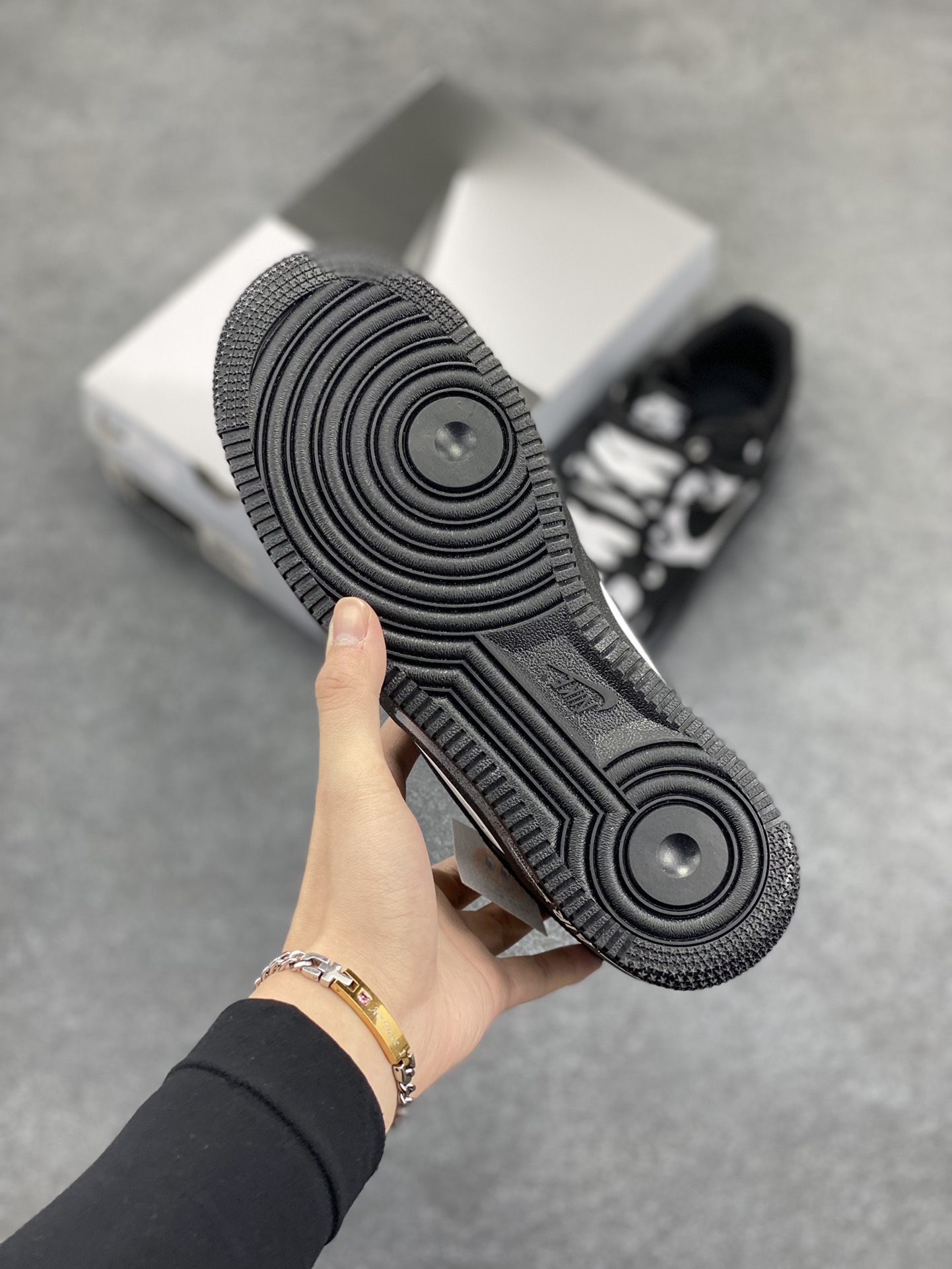 图片[5]-“笑脸熊猫”✨订制空军一号板鞋  此款定制鞋设计灵感来自于熊猫的黑白配色，完美结合空军一号的经典造型，呈现出时尚、简约而不失高雅的风格。  货号：CV9879-542  尺码：36 36.5 37.5 38 38.5 39 40 40.5 41 42 42.5 43 44 44.5 45-选品中心