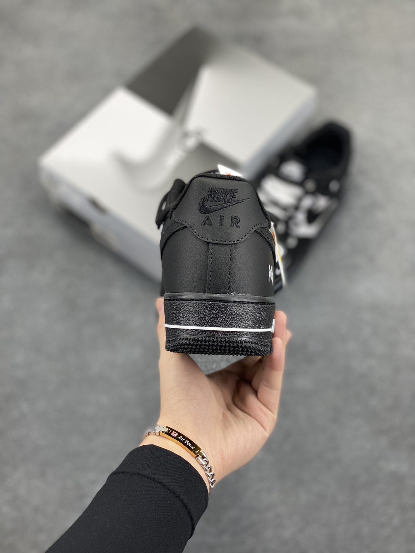 图片[4]-“笑脸熊猫”✨订制空军一号板鞋  此款定制鞋设计灵感来自于熊猫的黑白配色，完美结合空军一号的经典造型，呈现出时尚、简约而不失高雅的风格。  货号：CV9879-542  尺码：36 36.5 37.5 38 38.5 39 40 40.5 41 42 42.5 43 44 44.5 45-选品中心