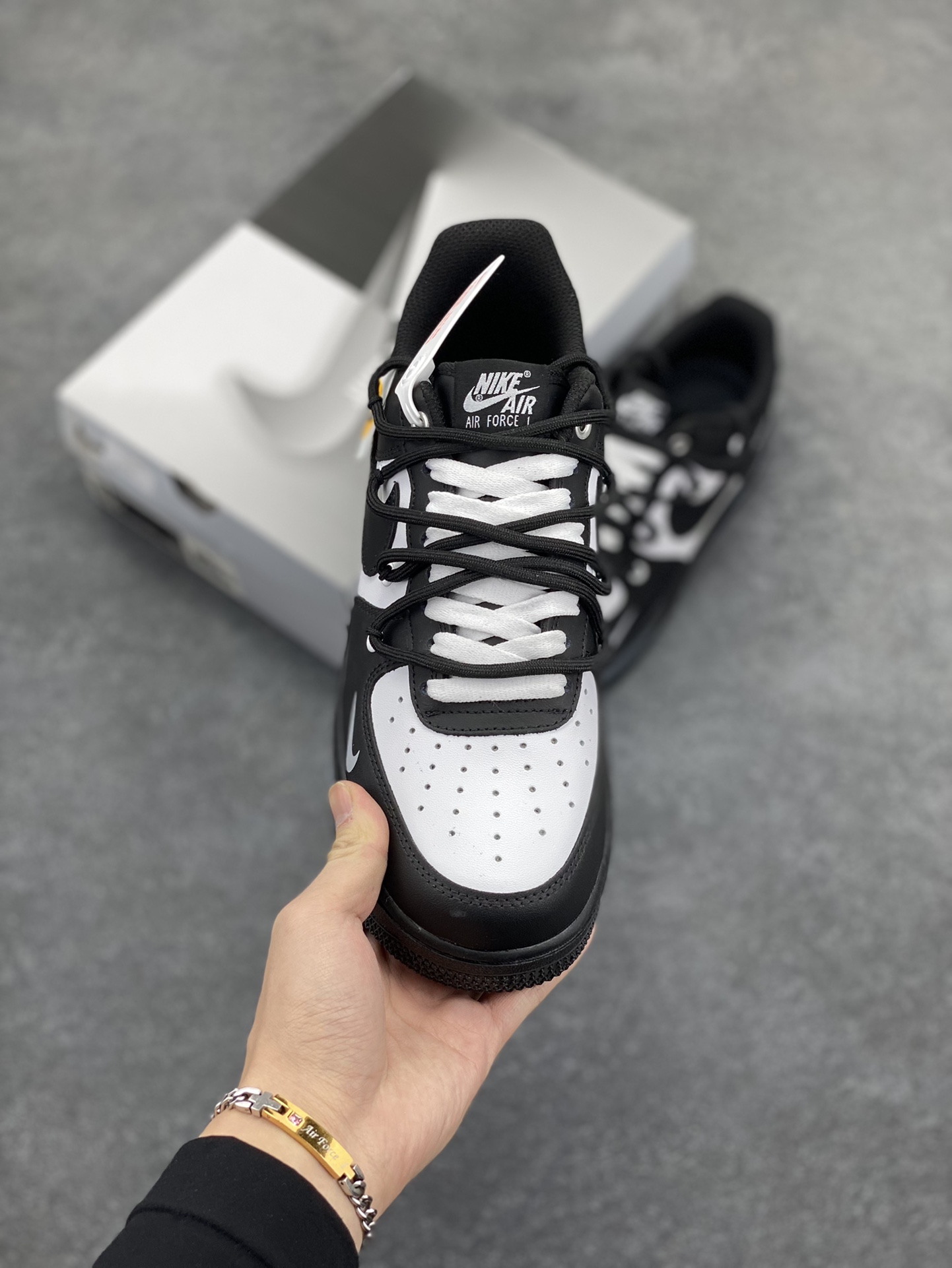 图片[2]-“笑脸熊猫”✨订制空军一号板鞋  此款定制鞋设计灵感来自于熊猫的黑白配色，完美结合空军一号的经典造型，呈现出时尚、简约而不失高雅的风格。  货号：CV9879-542  尺码：36 36.5 37.5 38 38.5 39 40 40.5 41 42 42.5 43 44 44.5 45-选品中心