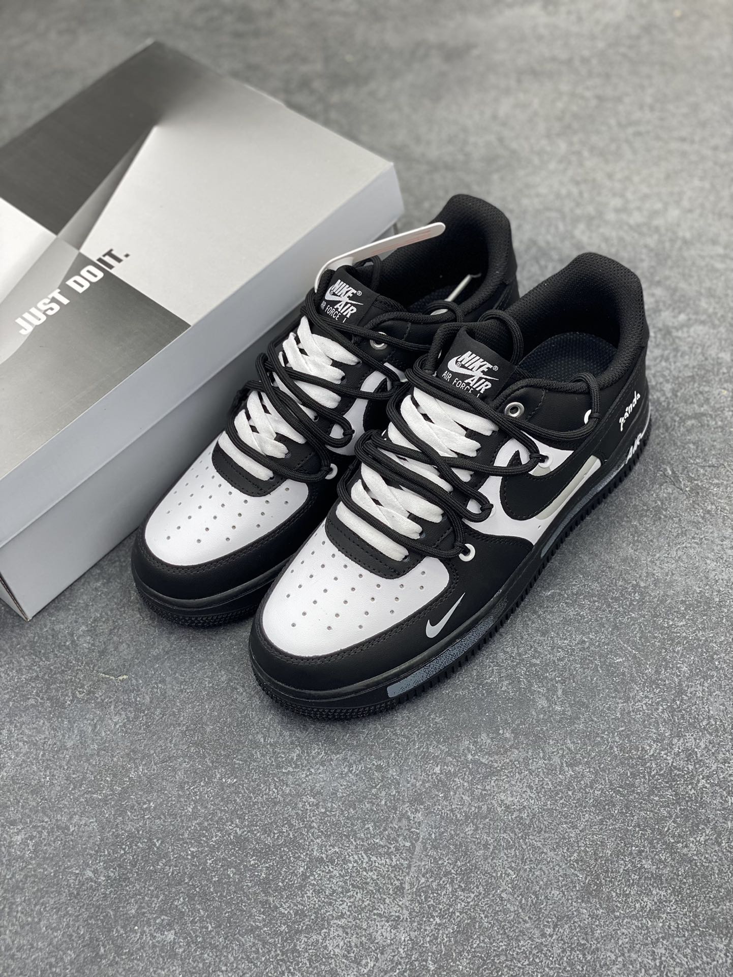 图片[8]-“笑脸熊猫”✨订制空军一号板鞋  此款定制鞋设计灵感来自于熊猫的黑白配色，完美结合空军一号的经典造型，呈现出时尚、简约而不失高雅的风格。  货号：CV9879-542  尺码：36 36.5 37.5 38 38.5 39 40 40.5 41 42 42.5 43 44 44.5 45-选品中心