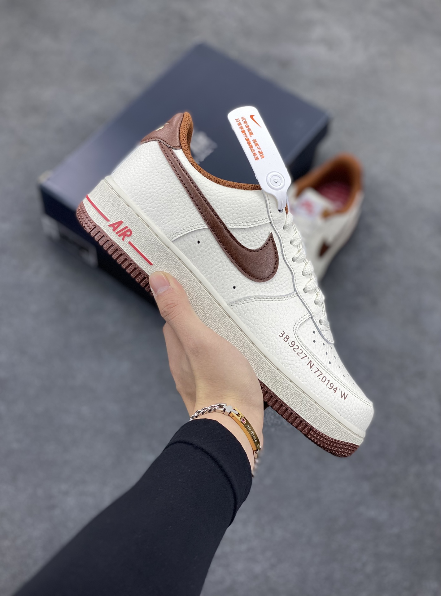 Nk Air Force 1\'07 Low 米棕 空军一号低帮休闲板鞋 原楦头原纸板 打造纯正空军版型#专注外贸渠道 全掌内置蜂窝气垫 #原盒配件 原厂中底钢印、拉帮完美 货号：HQ7027-100 尺码：35.5 36 36.5 37.5 38 38.5 39 40 40.5 41 42 42.5 43 44 44.5 45-选品中心