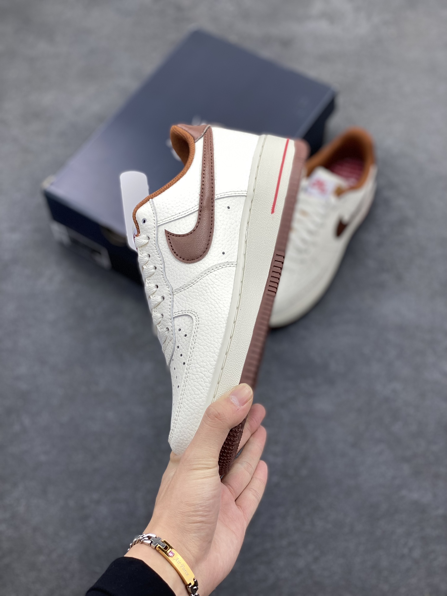 图片[3]-Nk Air Force 1\’07 Low 米棕 空军一号低帮休闲板鞋 原楦头原纸板 打造纯正空军版型#专注外贸渠道 全掌内置蜂窝气垫 #原盒配件 原厂中底钢印、拉帮完美 货号：HQ7027-100 尺码：35.5 36 36.5 37.5 38 38.5 39 40 40.5 41 42 42.5 43 44 44.5 45-选品中心