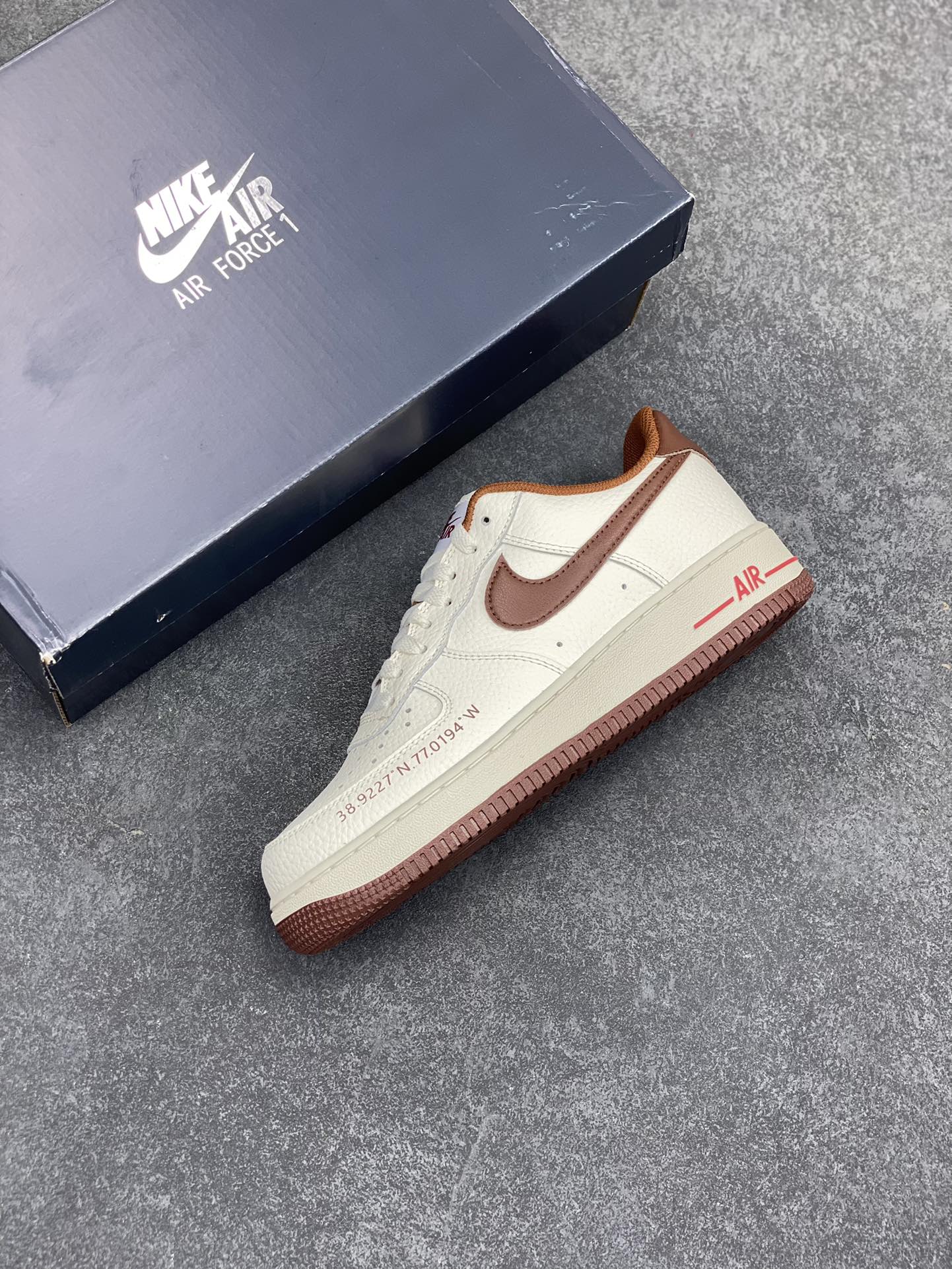 图片[7]-Nk Air Force 1\’07 Low 米棕 空军一号低帮休闲板鞋 原楦头原纸板 打造纯正空军版型#专注外贸渠道 全掌内置蜂窝气垫 #原盒配件 原厂中底钢印、拉帮完美 货号：HQ7027-100 尺码：35.5 36 36.5 37.5 38 38.5 39 40 40.5 41 42 42.5 43 44 44.5 45-选品中心