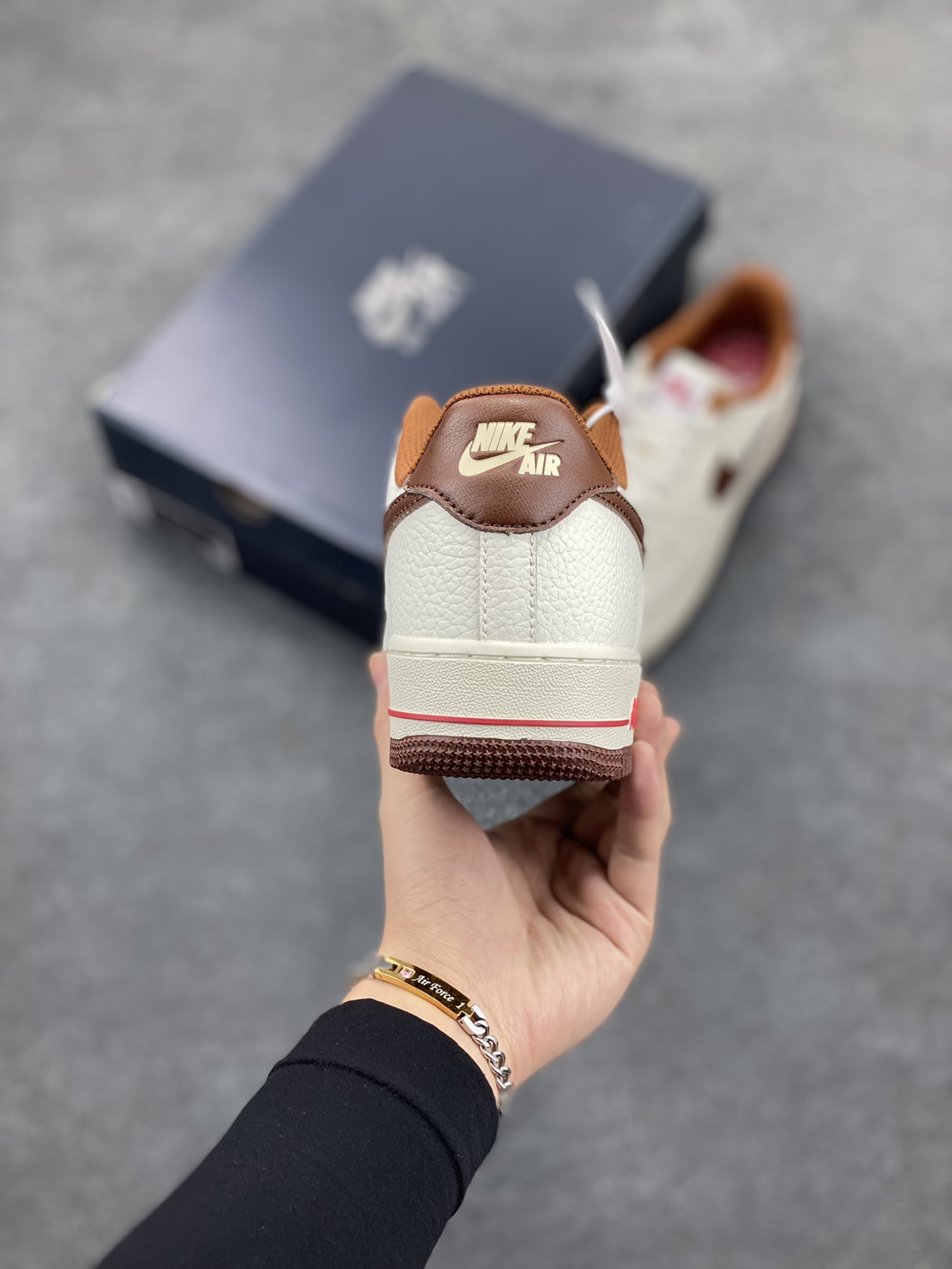 图片[4]-Nk Air Force 1\’07 Low 米棕 空军一号低帮休闲板鞋 原楦头原纸板 打造纯正空军版型#专注外贸渠道 全掌内置蜂窝气垫 #原盒配件 原厂中底钢印、拉帮完美 货号：HQ7027-100 尺码：35.5 36 36.5 37.5 38 38.5 39 40 40.5 41 42 42.5 43 44 44.5 45-选品中心