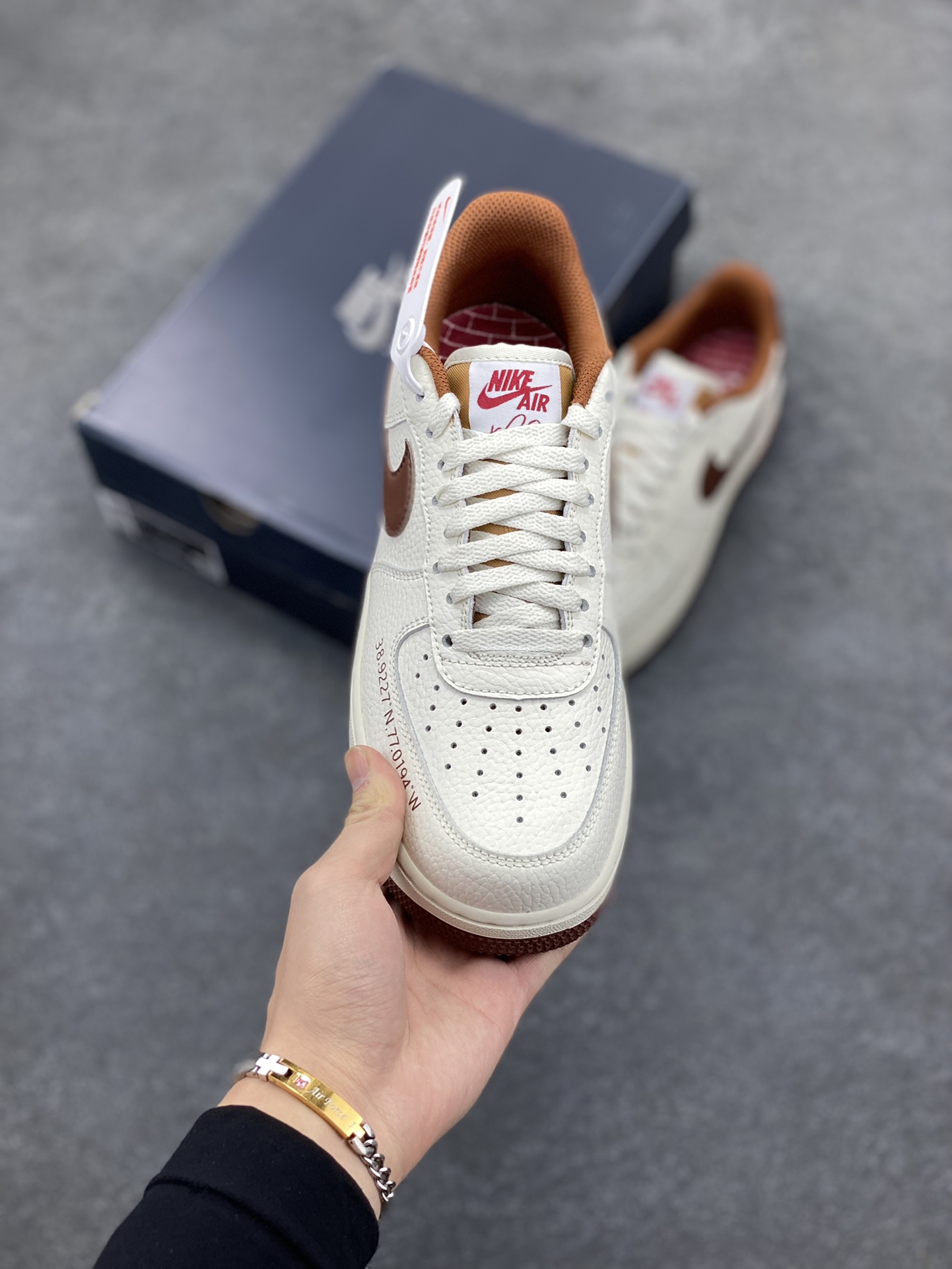 图片[2]-Nk Air Force 1\’07 Low 米棕 空军一号低帮休闲板鞋 原楦头原纸板 打造纯正空军版型#专注外贸渠道 全掌内置蜂窝气垫 #原盒配件 原厂中底钢印、拉帮完美 货号：HQ7027-100 尺码：35.5 36 36.5 37.5 38 38.5 39 40 40.5 41 42 42.5 43 44 44.5 45-选品中心