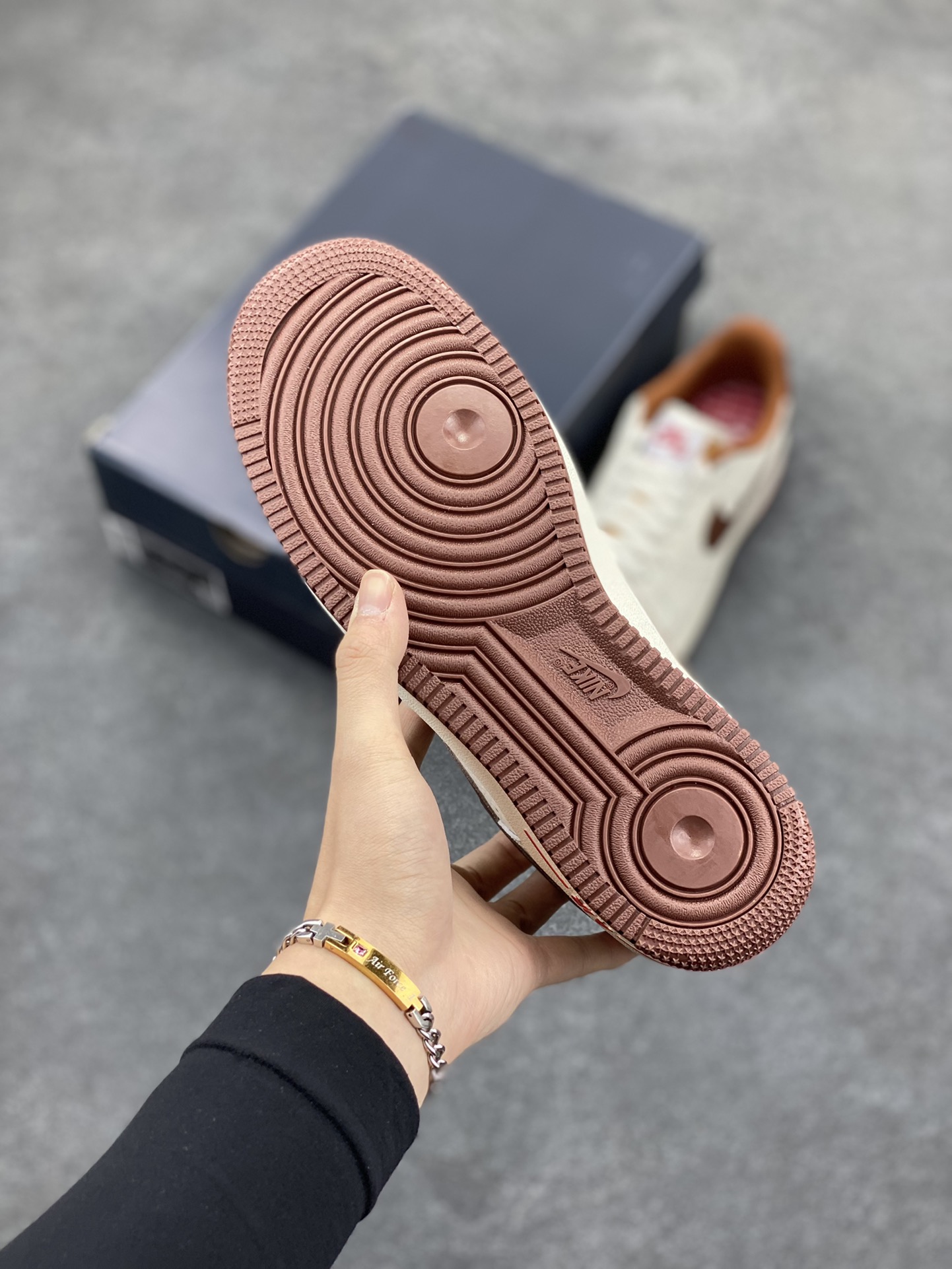 图片[5]-Nk Air Force 1\’07 Low 米棕 空军一号低帮休闲板鞋 原楦头原纸板 打造纯正空军版型#专注外贸渠道 全掌内置蜂窝气垫 #原盒配件 原厂中底钢印、拉帮完美 货号：HQ7027-100 尺码：35.5 36 36.5 37.5 38 38.5 39 40 40.5 41 42 42.5 43 44 44.5 45-选品中心