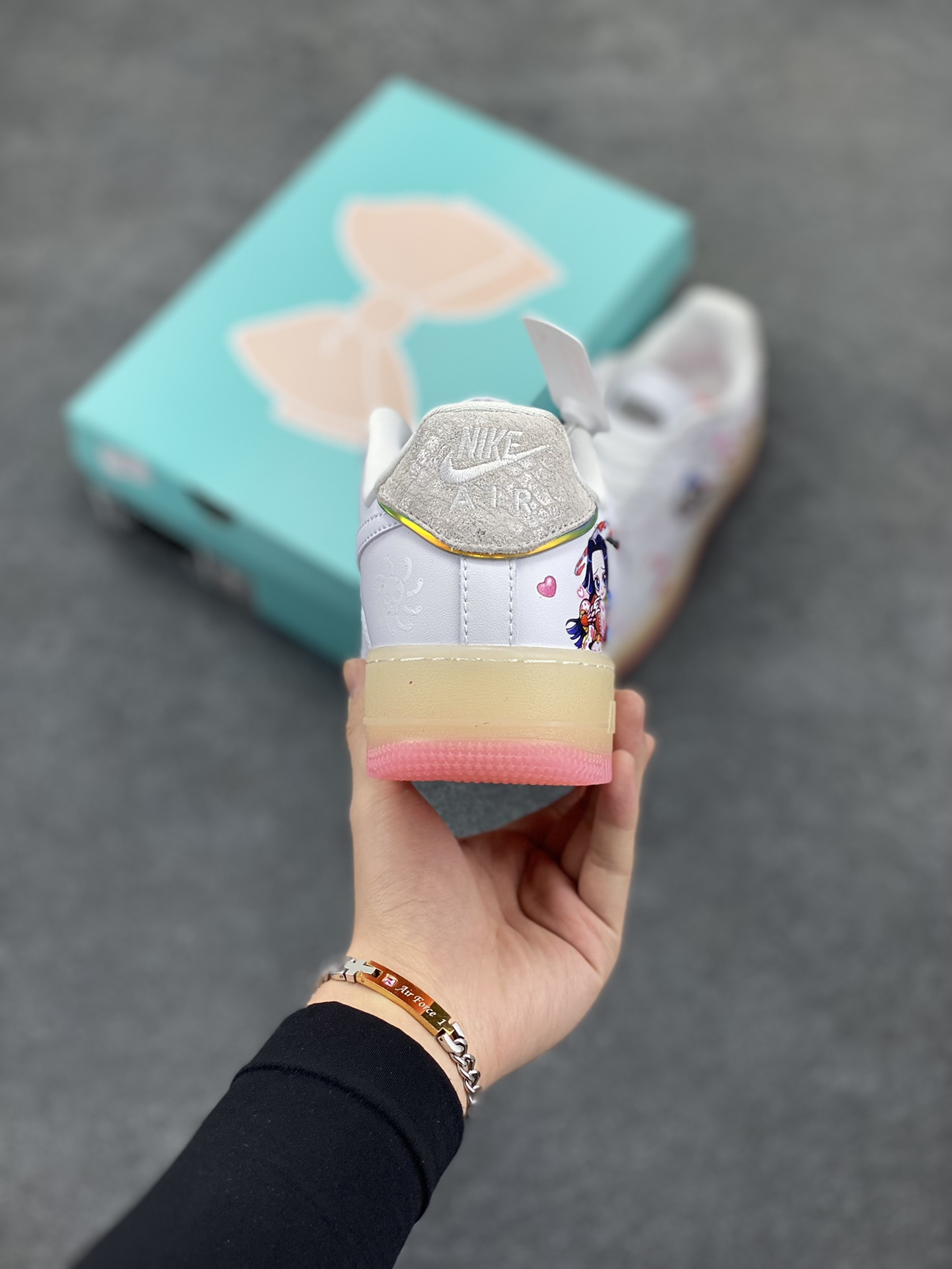 图片[4]-漫画系列 #蛇年限定 Nike Air Force 1 Low \”女帝蛇姬”“Empress Snake Princess” 在海贼王的世界中，有一位风华绝代的女子，她就是被称为女帝蛇姬的波雅·汉库克。她身为亚马逊·莉莉的皇帝兼九蛇海贼团船长，统治着一个充满神秘色彩的女性国度。果实能力是超人系种—甜甜果实，那绝美的容颜让无数人为之倾倒，被誉为世界第一美女 货号：FZ5741-119 尺码：36 36.5 37 38 38.5 39 40 40.5 41 42 42.5 43 44 44.5 45-选品中心