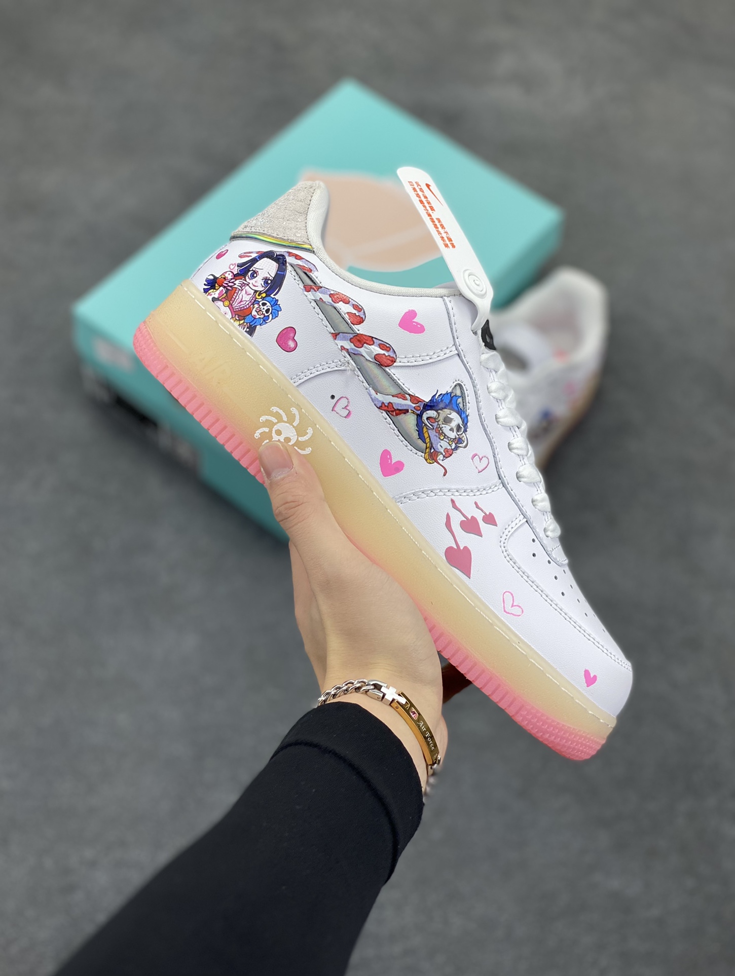 漫画系列 #蛇年限定 Nike Air Force 1 Low \”女帝蛇姬”“Empress Snake Princess” 在海贼王的世界中，有一位风华绝代的女子，她就是被称为女帝蛇姬的波雅·汉库克。她身为亚马逊·莉莉的皇帝兼九蛇海贼团船长，统治着一个充满神秘色彩的女性国度。果实能力是超人系种—甜甜果实，那绝美的容颜让无数人为之倾倒，被誉为世界第一美女 货号：FZ5741-119 尺码：36 36.5 37 38 38.5 39 40 40.5 41 42 42.5 43 44 44.5 45-选品中心