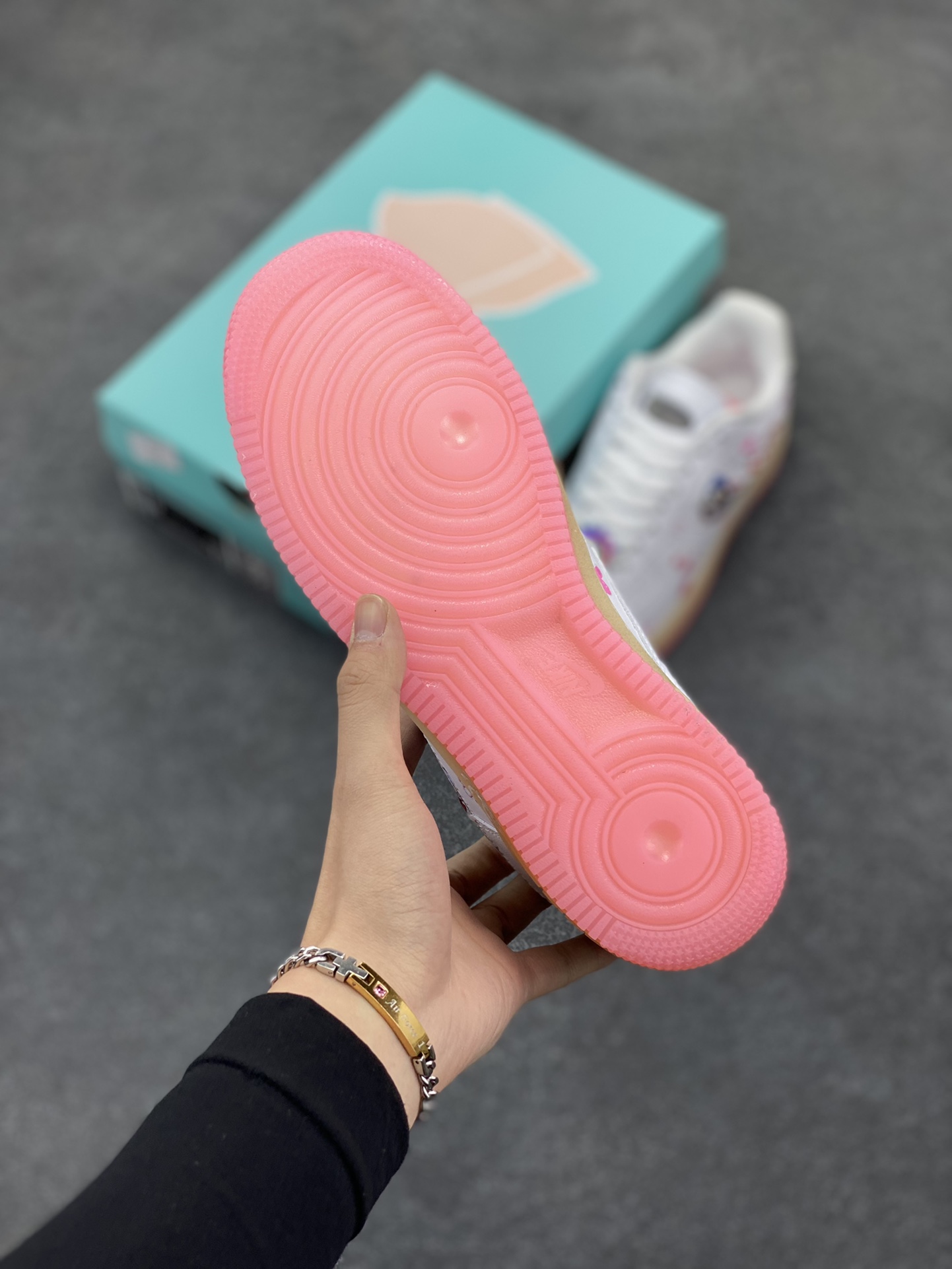 图片[5]-漫画系列 #蛇年限定 Nike Air Force 1 Low \”女帝蛇姬”“Empress Snake Princess” 在海贼王的世界中，有一位风华绝代的女子，她就是被称为女帝蛇姬的波雅·汉库克。她身为亚马逊·莉莉的皇帝兼九蛇海贼团船长，统治着一个充满神秘色彩的女性国度。果实能力是超人系种—甜甜果实，那绝美的容颜让无数人为之倾倒，被誉为世界第一美女 货号：FZ5741-119 尺码：36 36.5 37 38 38.5 39 40 40.5 41 42 42.5 43 44 44.5 45-选品中心