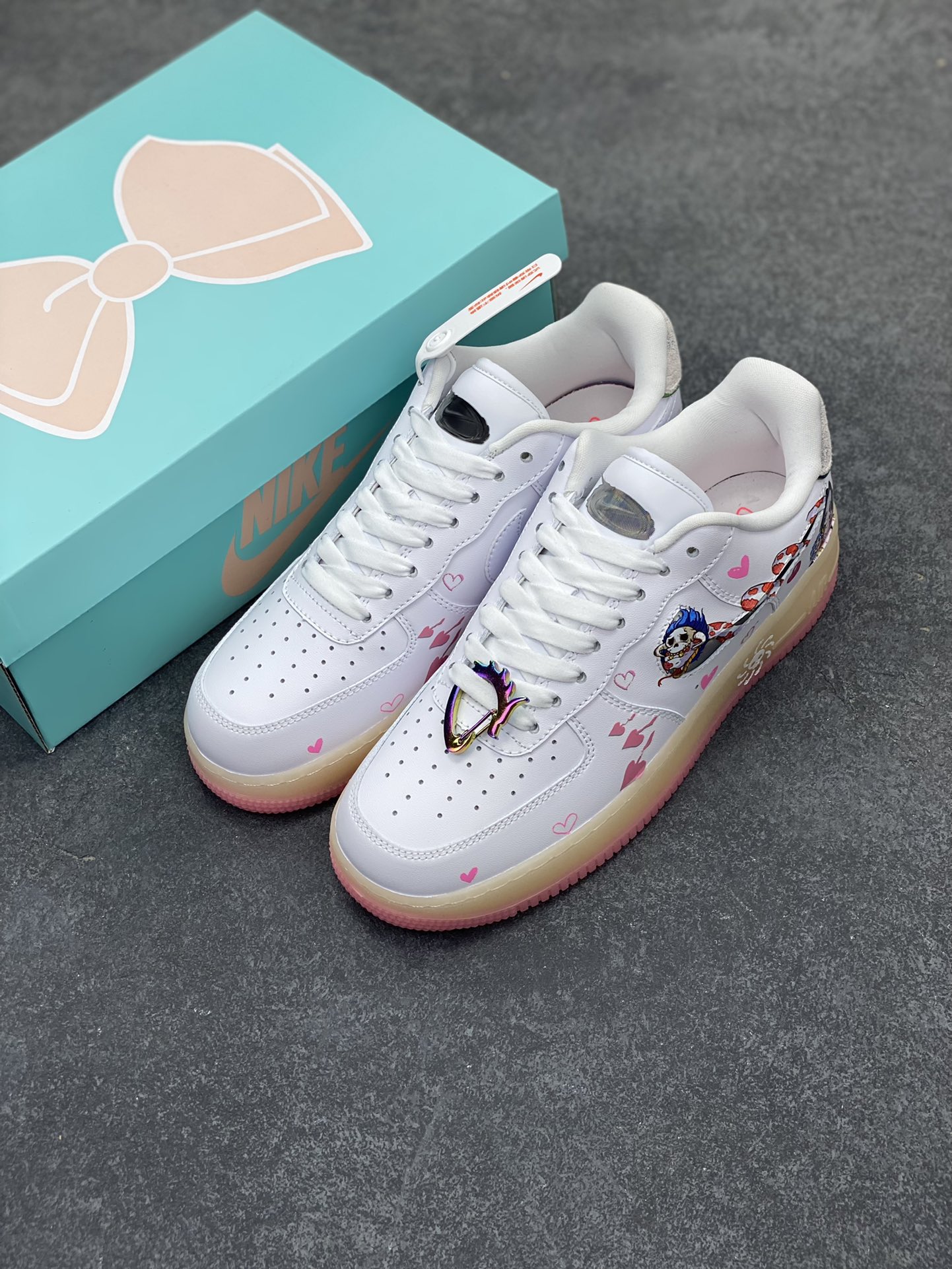 图片[8]-漫画系列 #蛇年限定 Nike Air Force 1 Low \”女帝蛇姬”“Empress Snake Princess” 在海贼王的世界中，有一位风华绝代的女子，她就是被称为女帝蛇姬的波雅·汉库克。她身为亚马逊·莉莉的皇帝兼九蛇海贼团船长，统治着一个充满神秘色彩的女性国度。果实能力是超人系种—甜甜果实，那绝美的容颜让无数人为之倾倒，被誉为世界第一美女 货号：FZ5741-119 尺码：36 36.5 37 38 38.5 39 40 40.5 41 42 42.5 43 44 44.5 45-选品中心