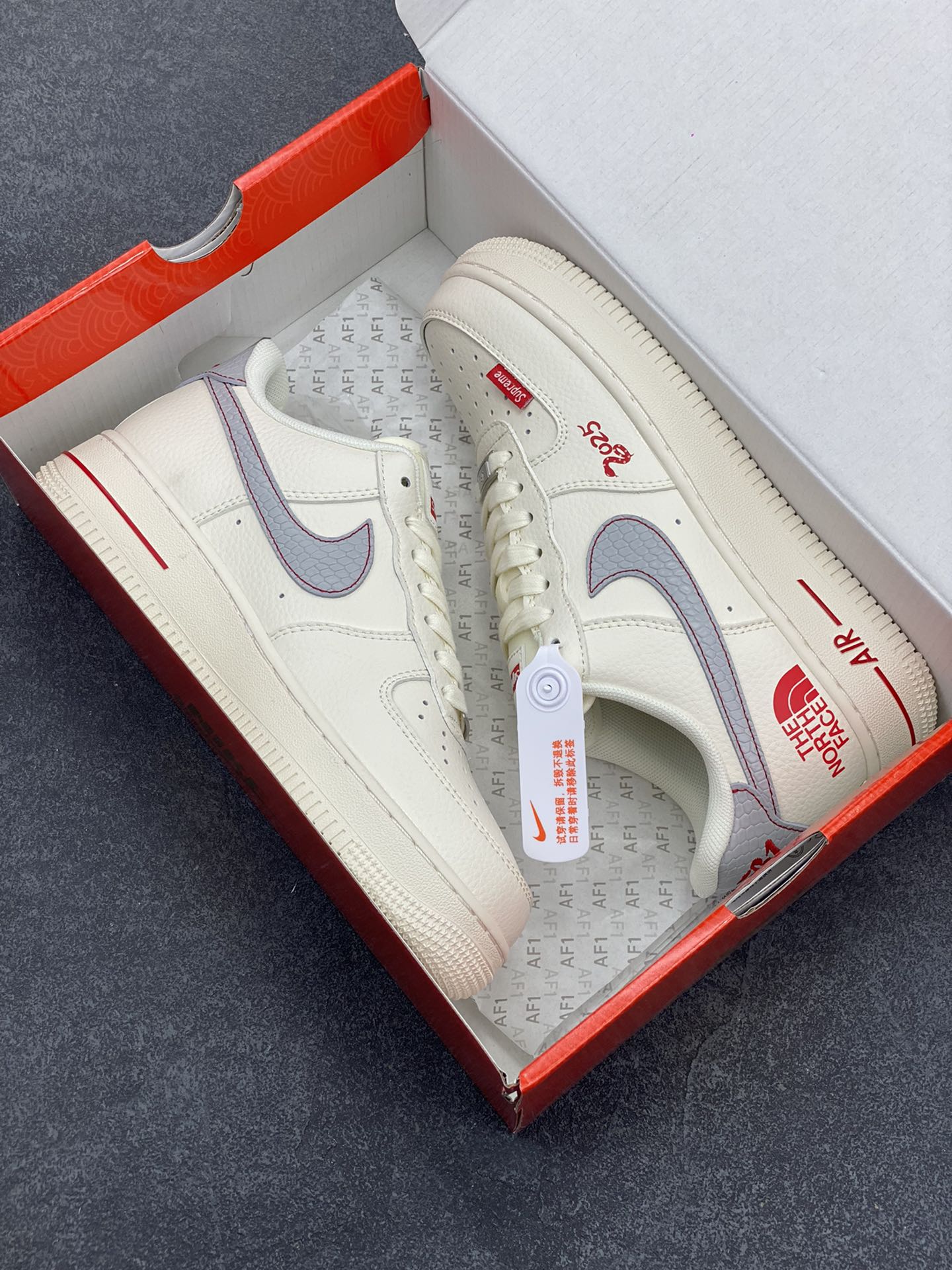 图片[9]-NIke Air Force 1 \’07 Low “北面蛇年限定——米白灰蛇鳞”空军一号 低帮 运动鞋 休闲鞋 折边针车 工艺难度大 原楦头原纸板 原装鞋盒 定制五金配件 内置全掌气垫 原厂鞋底 货号：XF8698-042 尺码：36 36.5 37.5 38 38.5 39 40 40.5 41 42 42.5 43 44 44.5 45-选品中心