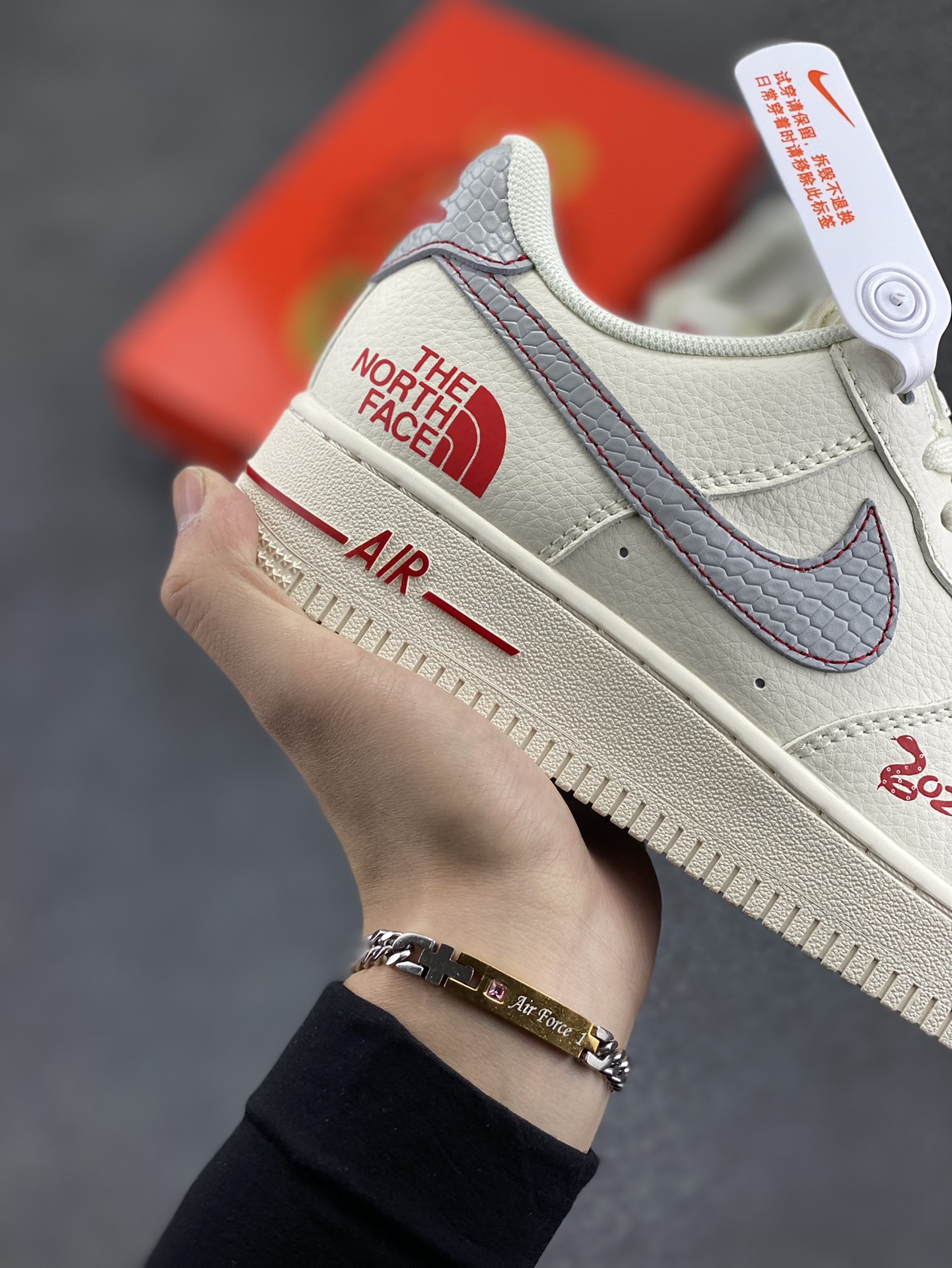 图片[6]-NIke Air Force 1 \’07 Low “北面蛇年限定——米白灰蛇鳞”空军一号 低帮 运动鞋 休闲鞋 折边针车 工艺难度大 原楦头原纸板 原装鞋盒 定制五金配件 内置全掌气垫 原厂鞋底 货号：XF8698-042 尺码：36 36.5 37.5 38 38.5 39 40 40.5 41 42 42.5 43 44 44.5 45-选品中心