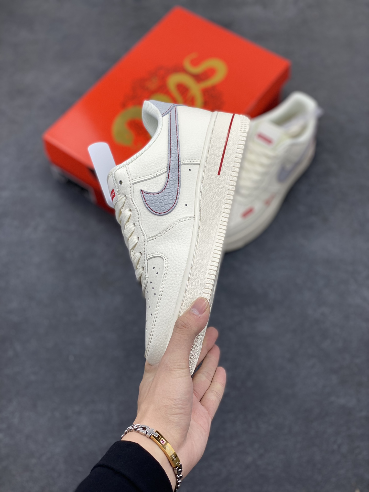 图片[3]-NIke Air Force 1 \’07 Low “北面蛇年限定——米白灰蛇鳞”空军一号 低帮 运动鞋 休闲鞋 折边针车 工艺难度大 原楦头原纸板 原装鞋盒 定制五金配件 内置全掌气垫 原厂鞋底 货号：XF8698-042 尺码：36 36.5 37.5 38 38.5 39 40 40.5 41 42 42.5 43 44 44.5 45-选品中心