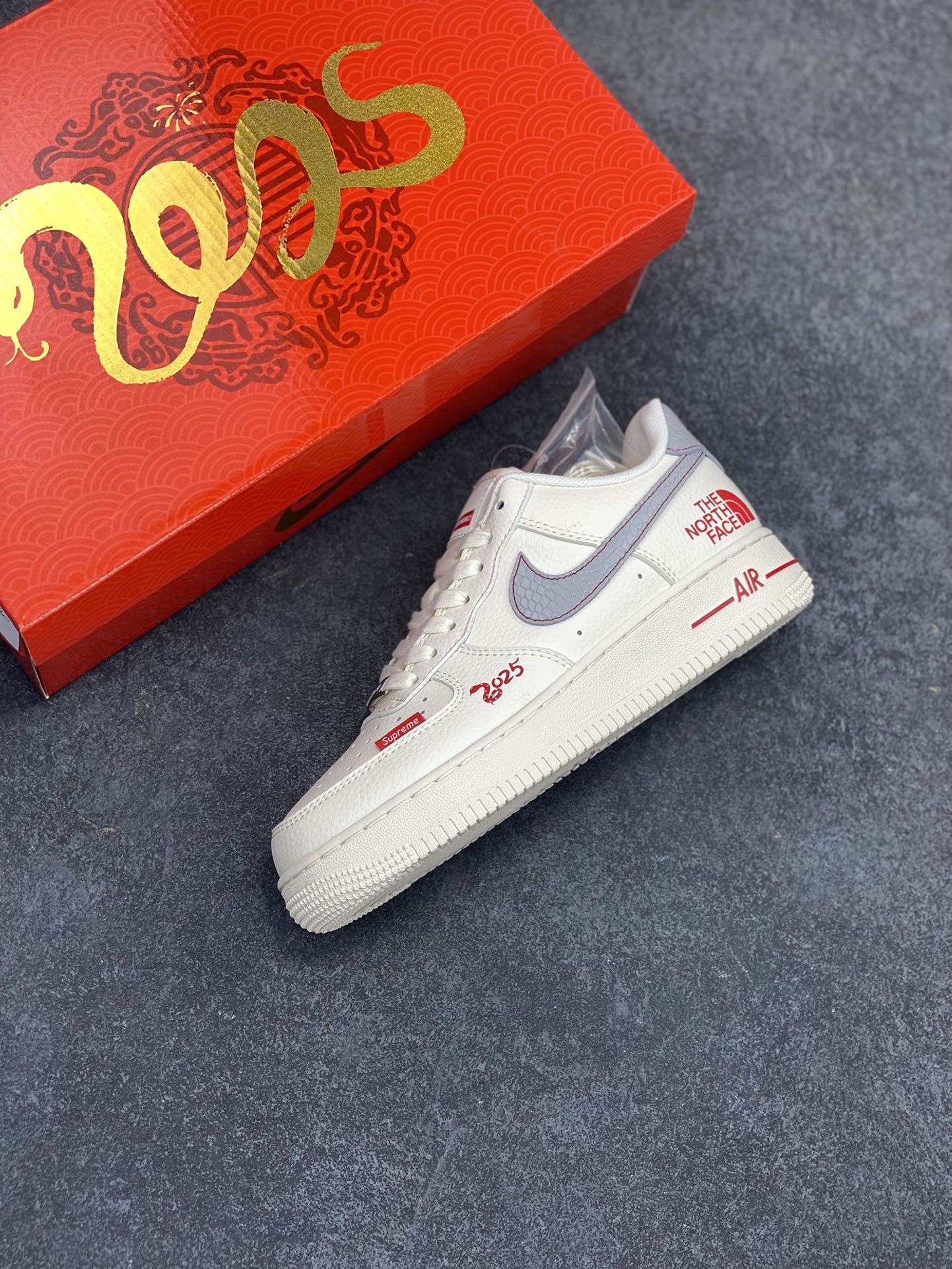 图片[7]-NIke Air Force 1 \’07 Low “北面蛇年限定——米白灰蛇鳞”空军一号 低帮 运动鞋 休闲鞋 折边针车 工艺难度大 原楦头原纸板 原装鞋盒 定制五金配件 内置全掌气垫 原厂鞋底 货号：XF8698-042 尺码：36 36.5 37.5 38 38.5 39 40 40.5 41 42 42.5 43 44 44.5 45-选品中心