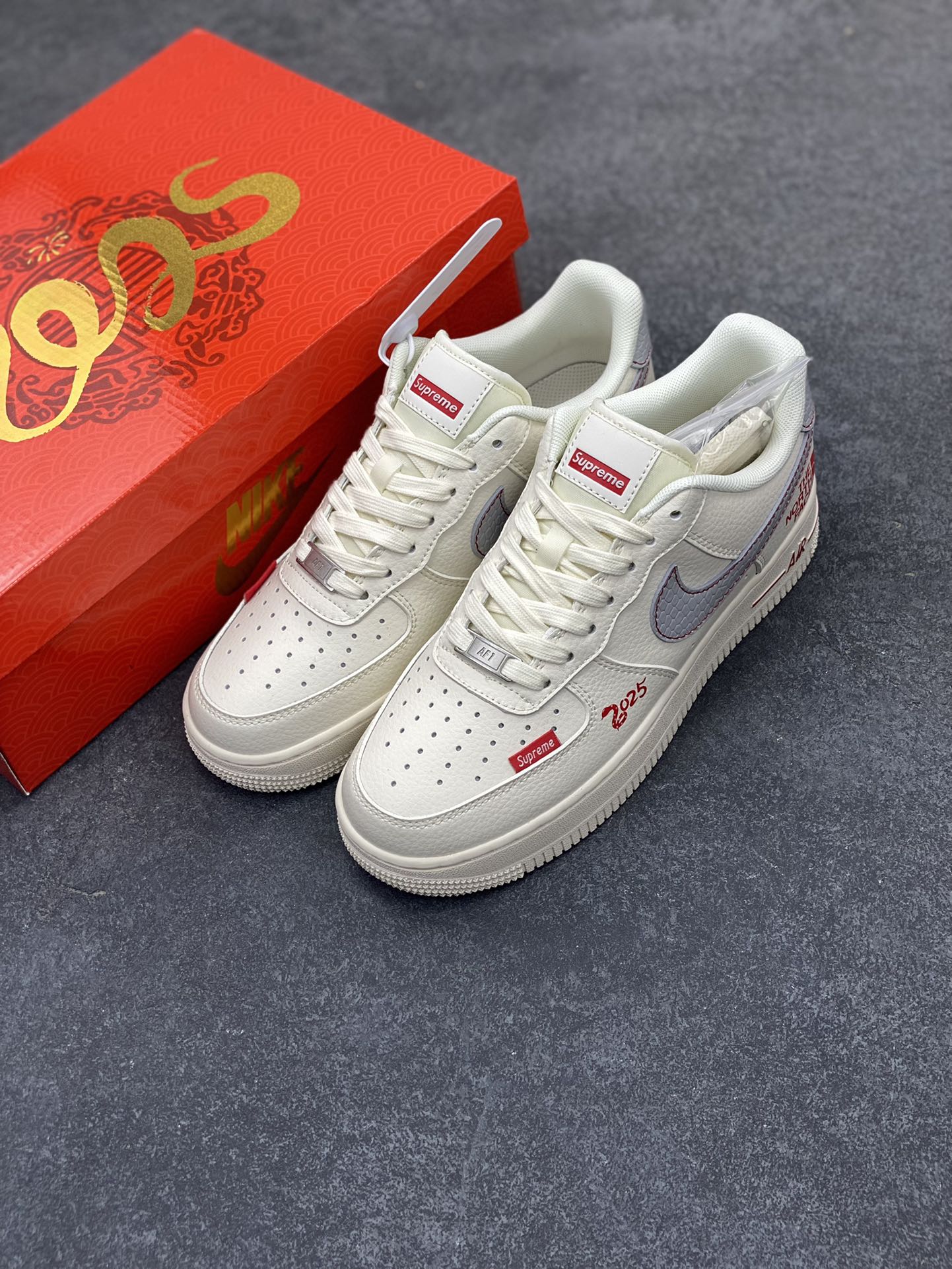 图片[8]-NIke Air Force 1 \’07 Low “北面蛇年限定——米白灰蛇鳞”空军一号 低帮 运动鞋 休闲鞋 折边针车 工艺难度大 原楦头原纸板 原装鞋盒 定制五金配件 内置全掌气垫 原厂鞋底 货号：XF8698-042 尺码：36 36.5 37.5 38 38.5 39 40 40.5 41 42 42.5 43 44 44.5 45-选品中心