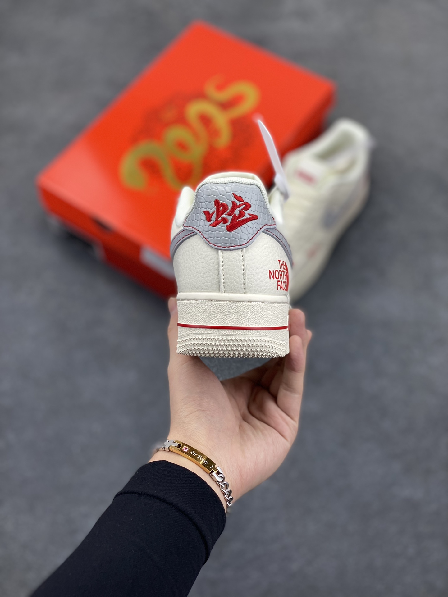 图片[4]-NIke Air Force 1 \’07 Low “北面蛇年限定——米白灰蛇鳞”空军一号 低帮 运动鞋 休闲鞋 折边针车 工艺难度大 原楦头原纸板 原装鞋盒 定制五金配件 内置全掌气垫 原厂鞋底 货号：XF8698-042 尺码：36 36.5 37.5 38 38.5 39 40 40.5 41 42 42.5 43 44 44.5 45-选品中心