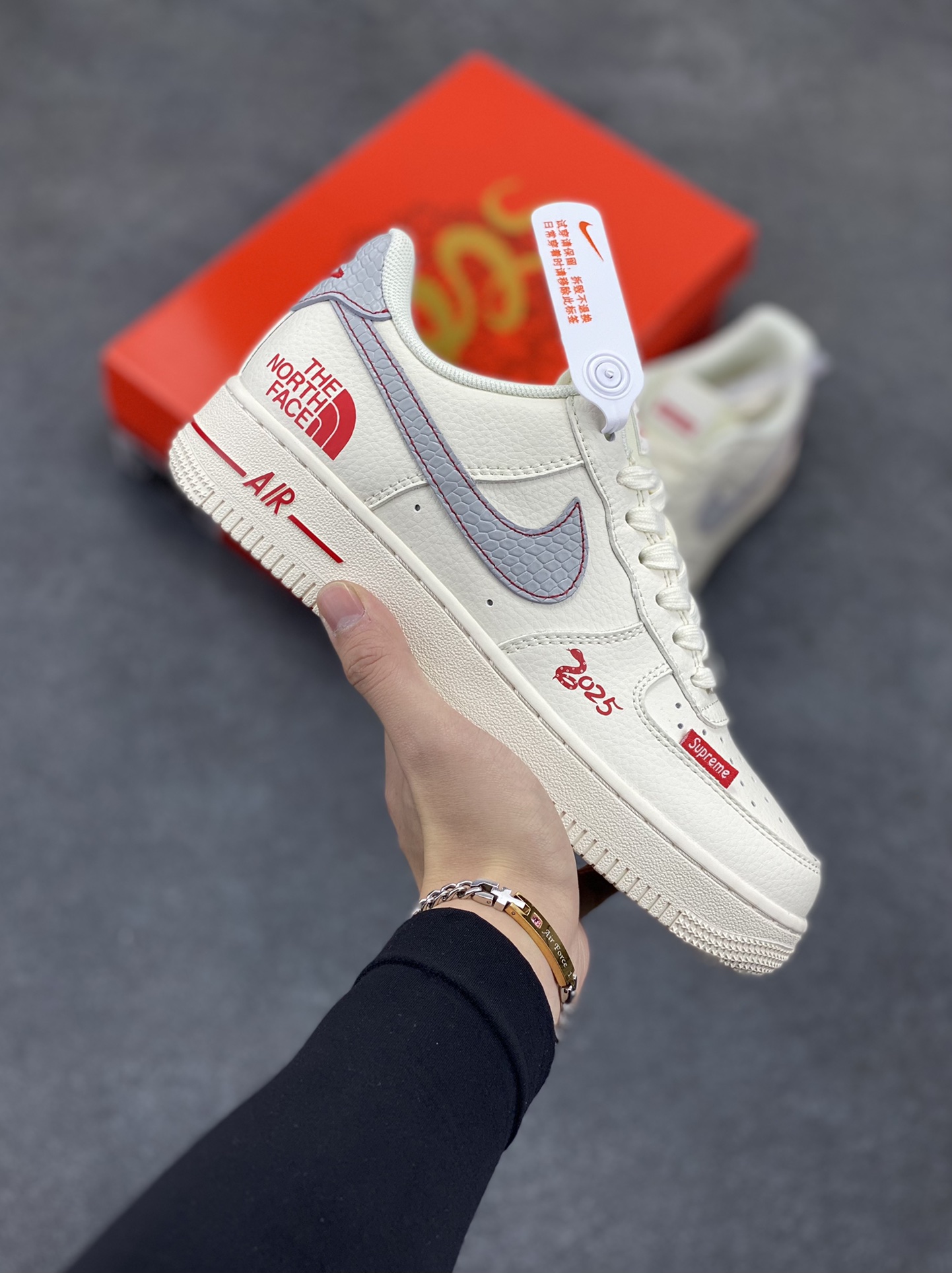 NIke Air Force 1 \’07 Low “北面蛇年限定——米白灰蛇鳞”空军一号 低帮 运动鞋 休闲鞋 折边针车 工艺难度大 原楦头原纸板 原装鞋盒 定制五金配件 内置全掌气垫 原厂鞋底 货号:XF8698-042 尺码:36 36.5 37.5 38 38.5 39 40 40.5 41 42 42.5 43 44 44.5 45-选品中心