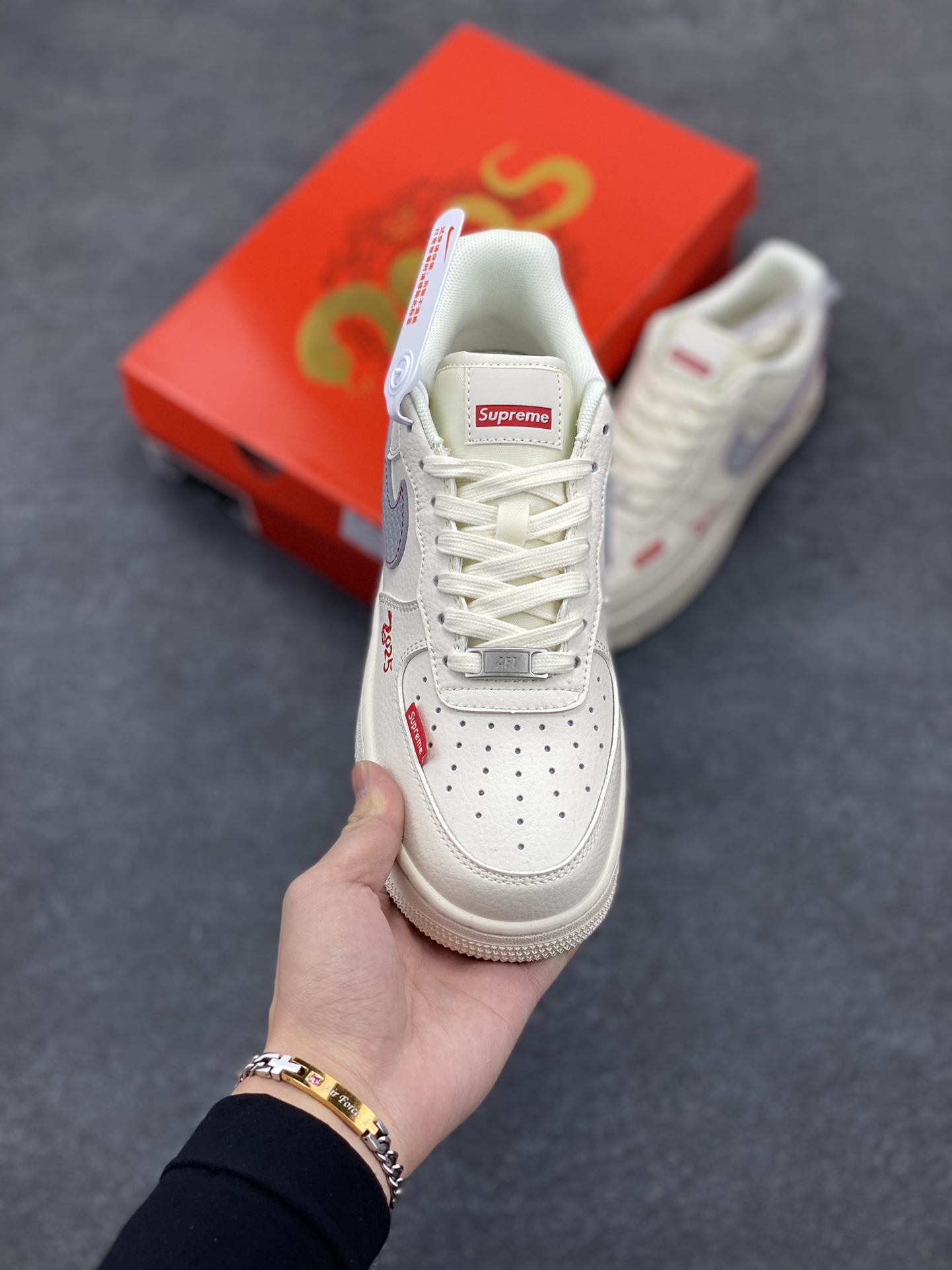 图片[2]-NIke Air Force 1 \’07 Low “北面蛇年限定——米白灰蛇鳞”空军一号 低帮 运动鞋 休闲鞋 折边针车 工艺难度大 原楦头原纸板 原装鞋盒 定制五金配件 内置全掌气垫 原厂鞋底 货号：XF8698-042 尺码：36 36.5 37.5 38 38.5 39 40 40.5 41 42 42.5 43 44 44.5 45-选品中心