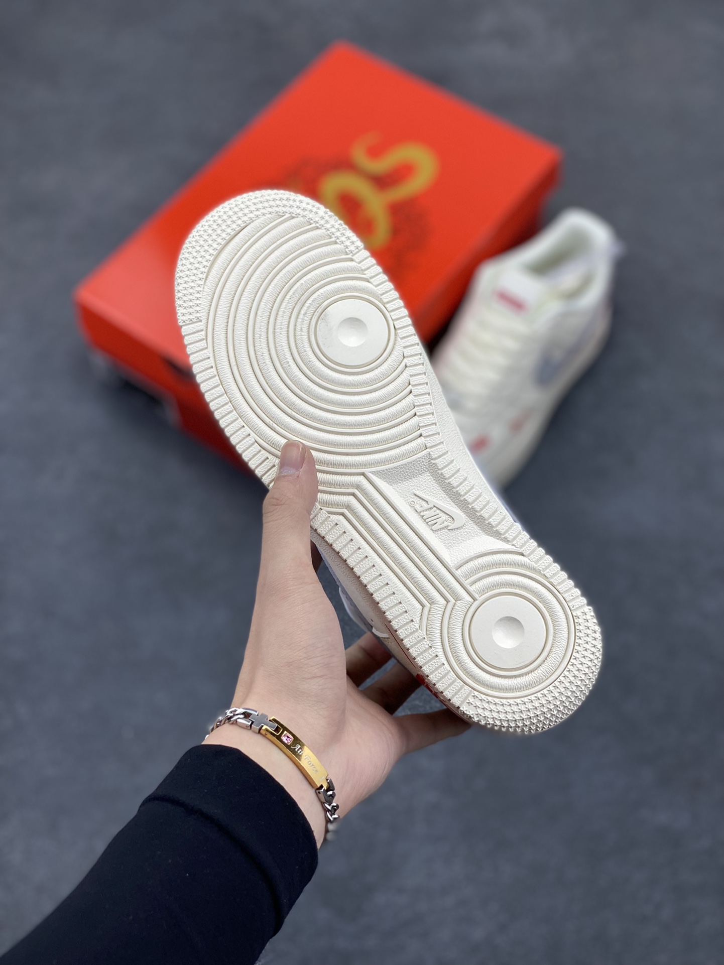 图片[5]-NIke Air Force 1 \’07 Low “北面蛇年限定——米白灰蛇鳞”空军一号 低帮 运动鞋 休闲鞋 折边针车 工艺难度大 原楦头原纸板 原装鞋盒 定制五金配件 内置全掌气垫 原厂鞋底 货号：XF8698-042 尺码：36 36.5 37.5 38 38.5 39 40 40.5 41 42 42.5 43 44 44.5 45-选品中心